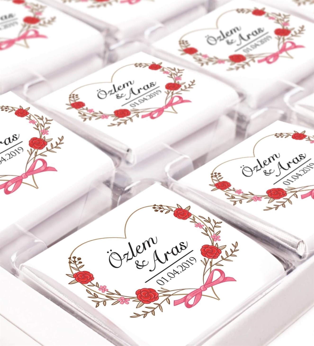 Kalpli Kırmızı Çiçekler İsimli ve Tarihli Kutulu Söz & Nişan Çikolatası