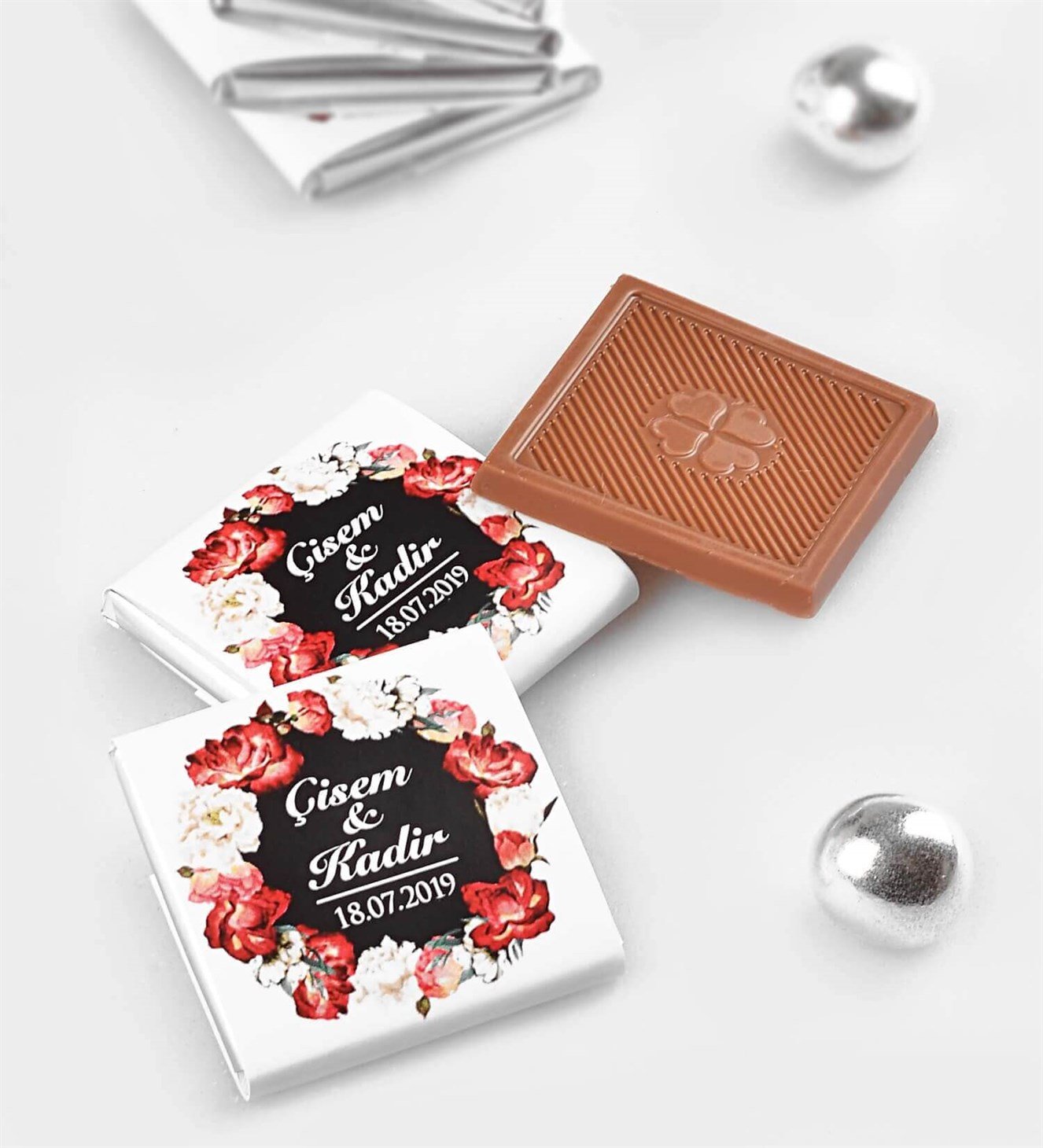 Kırmızı Beyaz Çiçekler İsimli ve Tarihli 50 Adet Söz & Nişan Çikolatası
