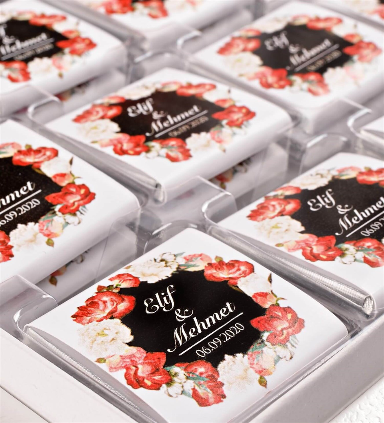 Kırmızı Beyaz Çiçekler İsimli ve Tarihli Kutulu 48'li Söz & Nişan Çikolatası