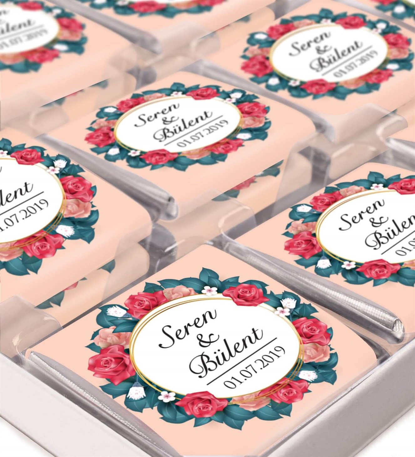 Kırmızı Güllü Yapraklar İsimli ve Tarihli Kutulu Söz & Nişan Çikolatası