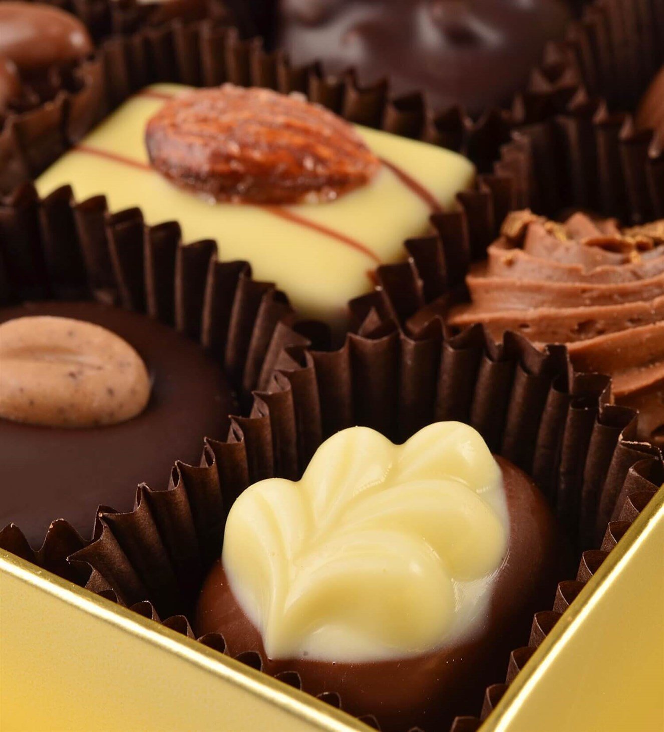 Kişiye Özel Altın ve Siyah Kalp Tasarım Kutulu Spesiyal Çikolata 9'lu