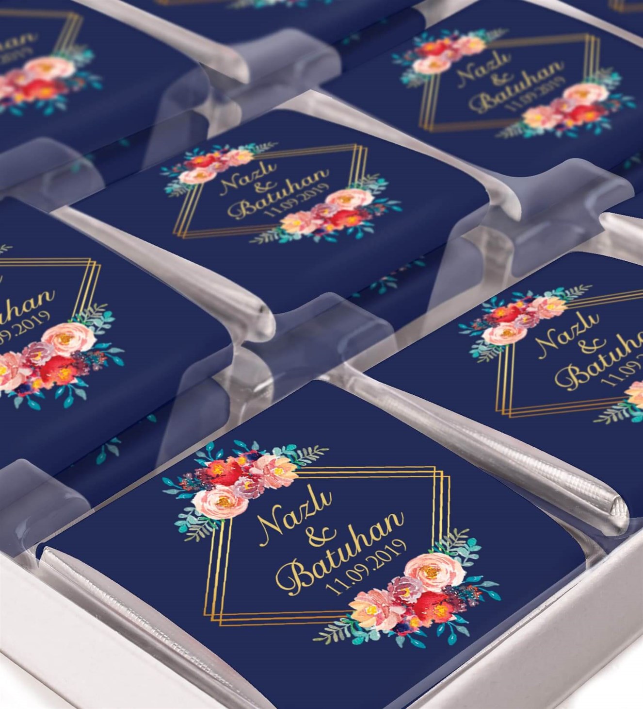 Lacivertli, Renkli Çiçekli İsimli ve Tarihli Kutulu Söz & Nişan Çikolatası