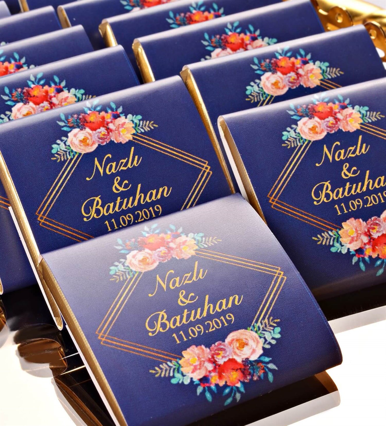 Lacivertli, Renkli Çiçekli İsimli ve Tarihli 50 Adet Söz & Nişan Çikolatası
