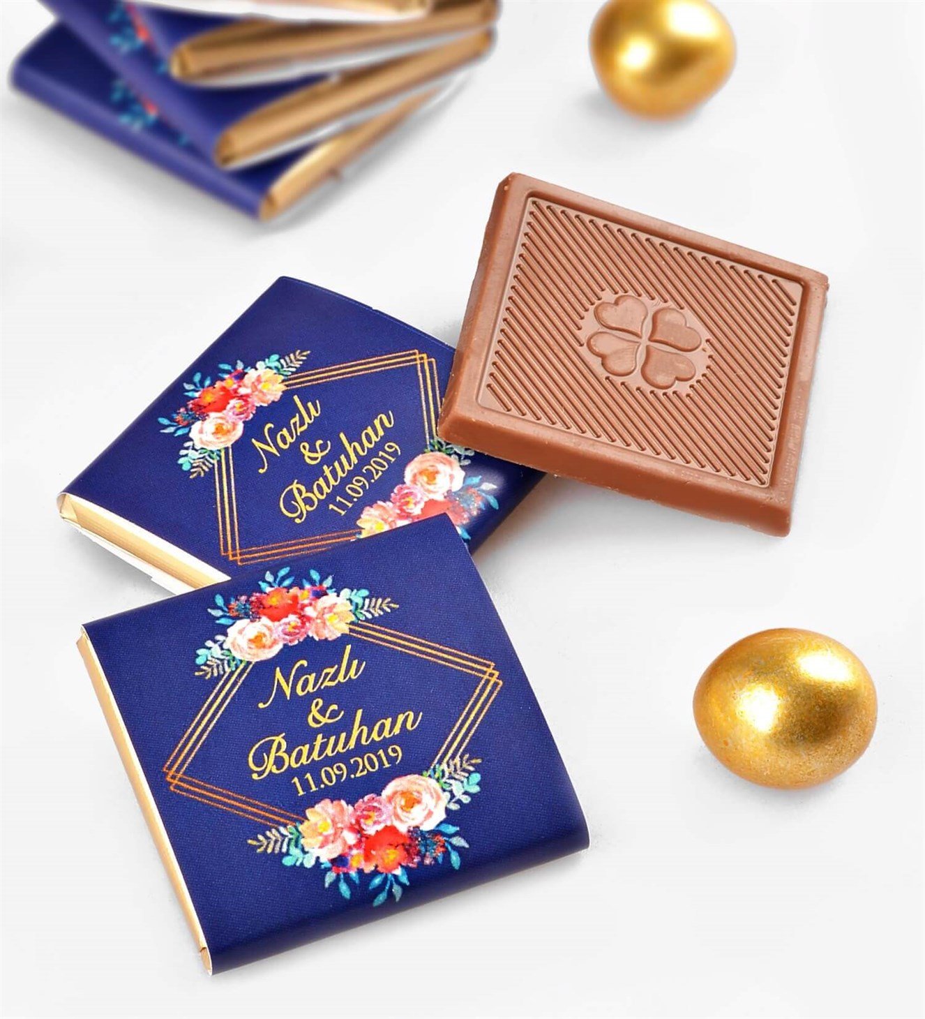 Lacivertli, Renkli Çiçekli İsimli ve Tarihli 50 Adet Söz & Nişan Çikolatası