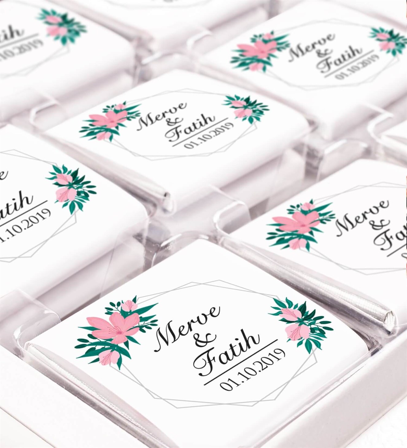 Pembe Çiçekler ve Yapraklar İsimli ve Tarihli Kutulu Söz & Nişan Çikolatası