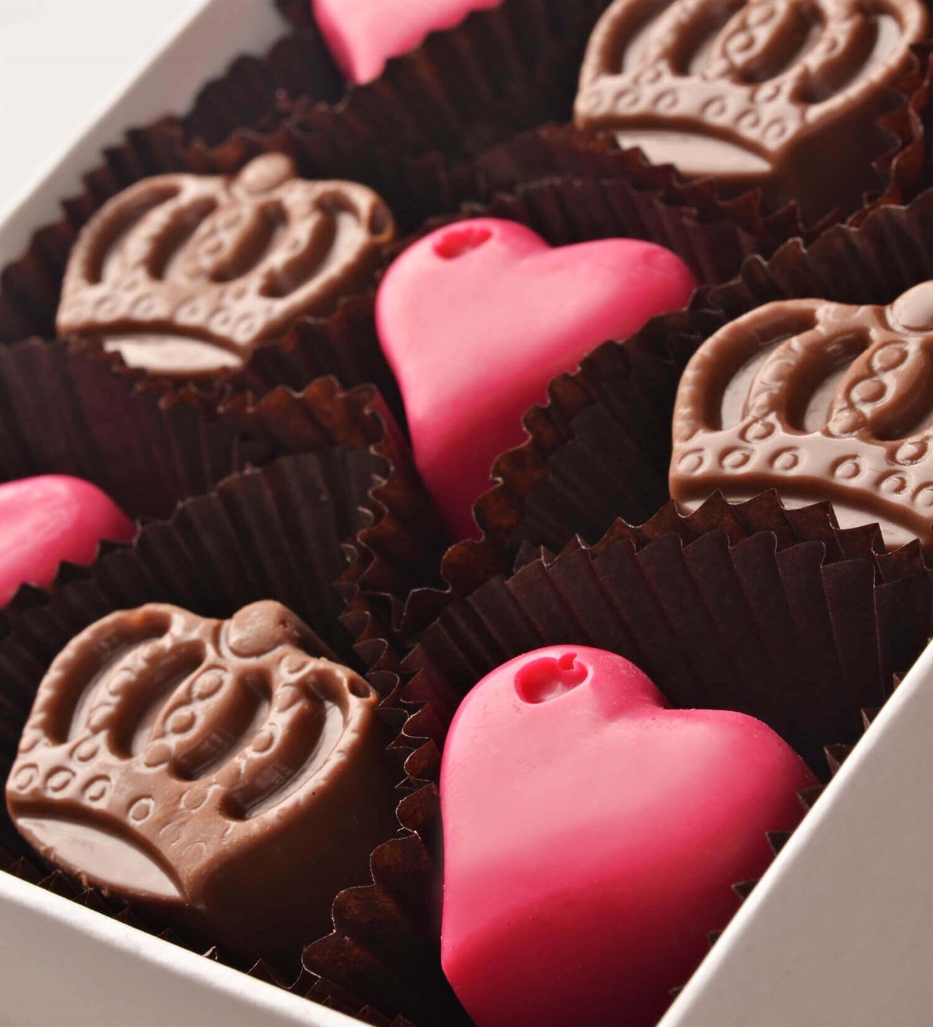 Pembe Kalpler ve Taç Çikolata