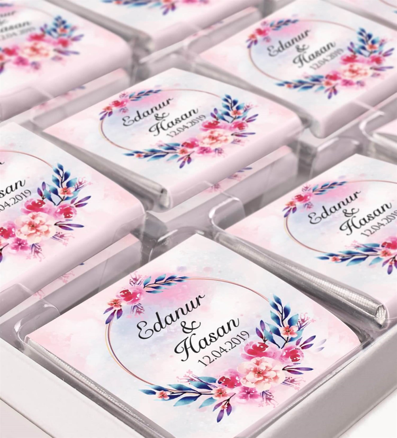 Pembe ve Tonları Çiçekler İsimli ve Tarihli Kutulu Söz & Nişan Çikolatası