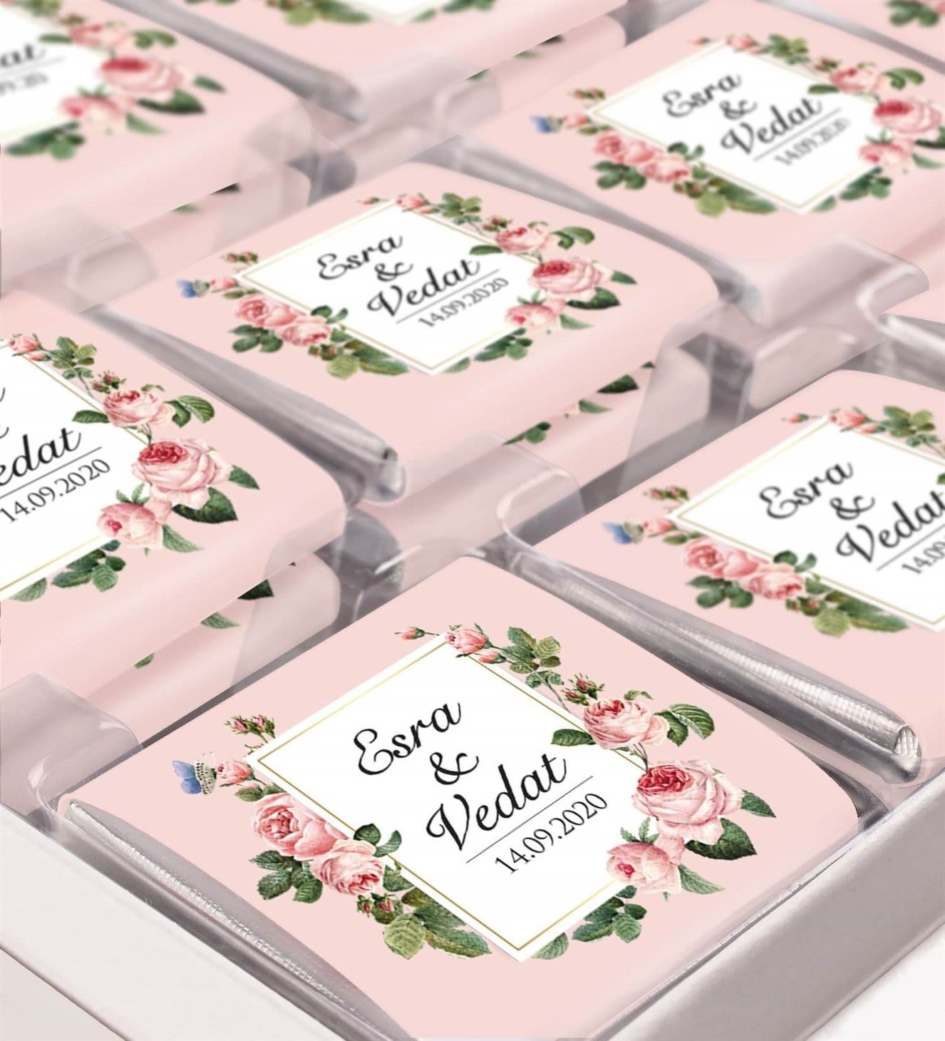 Pudra Pembe Çiçekler İsimli ve Tarihli Kutulu Söz & Nişan Çikolatası