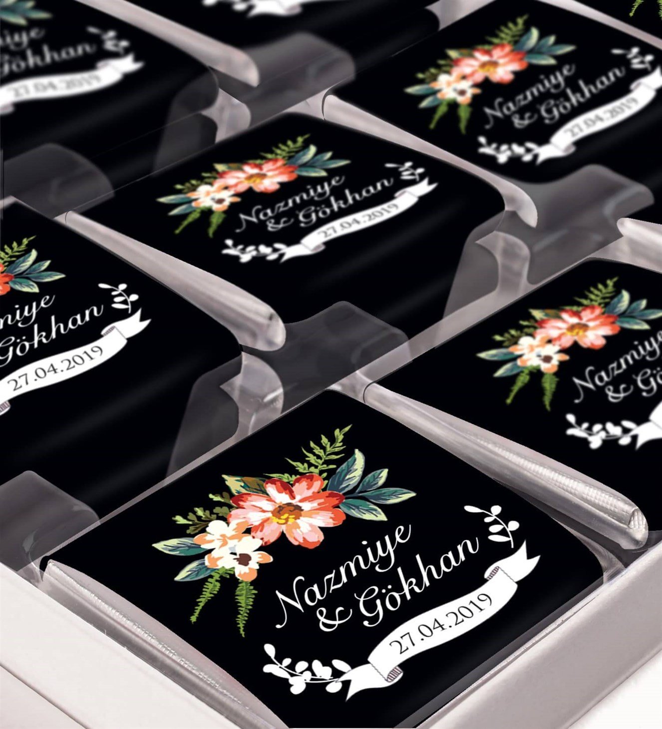 Siyah Çiçekli İsimli ve Tarihli Kutulu Söz & Nişan Çikolatası