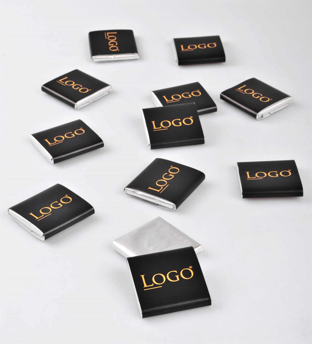 Siyah Firma Logolu Madlen Çikolata