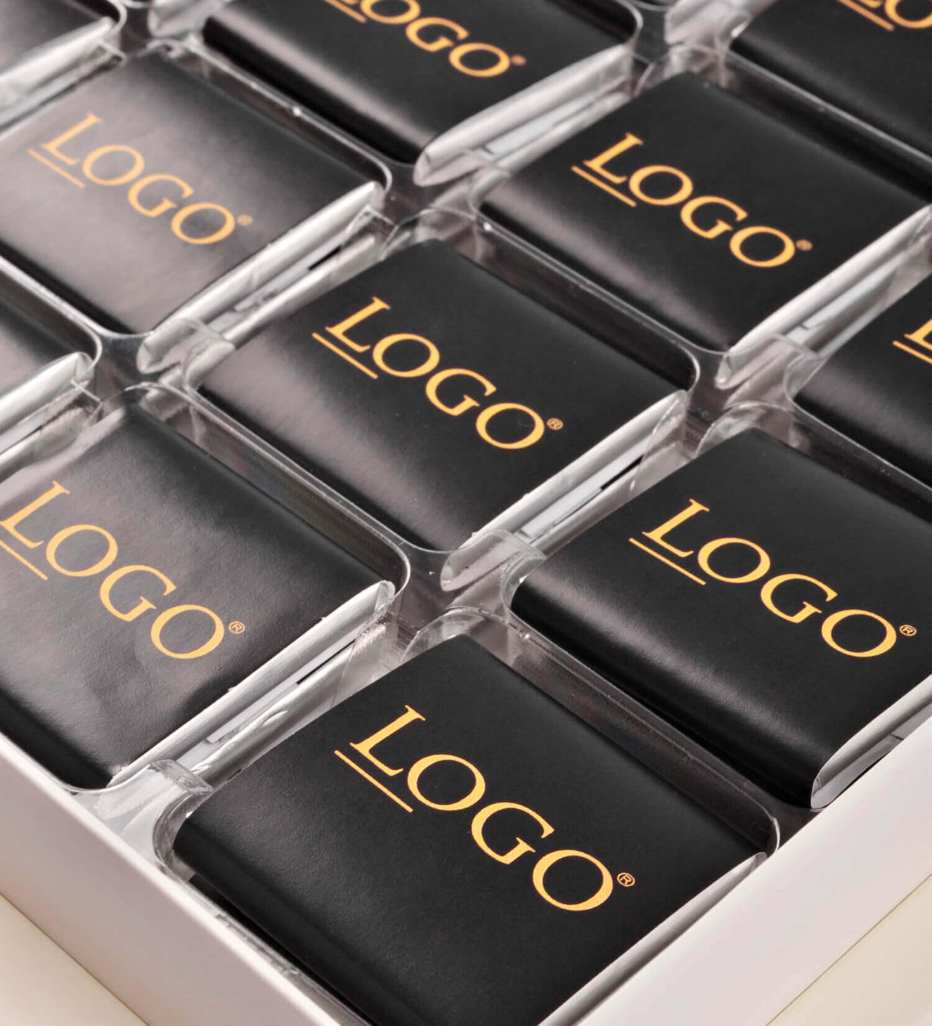 Siyah Firma Logolu Madlen Çikolata