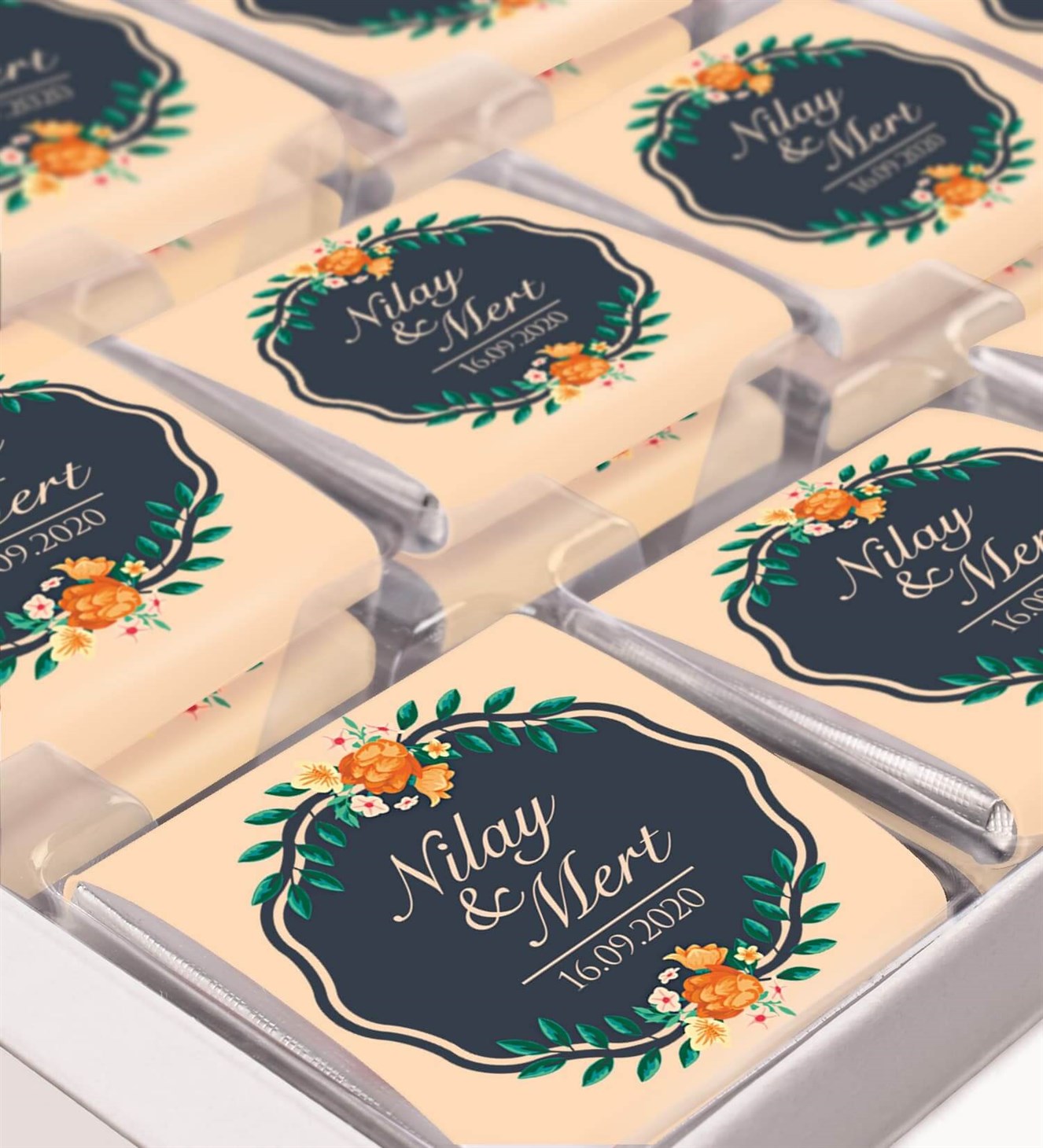 Turuncu Çiçekler Dallar İsimli ve Tarihli Kutulu Söz & Nişan Çikolatası