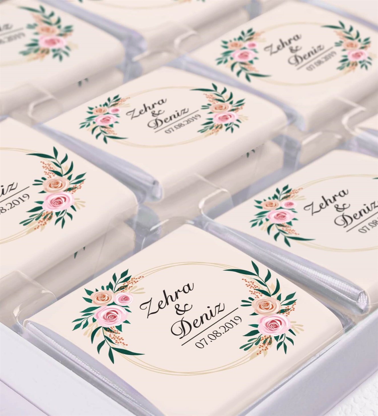 Zarif Pembe Güller İsimli ve Tarihli Kutulu Söz & Nişan Çikolatası
