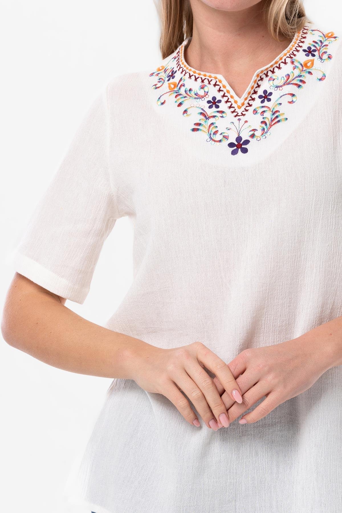 Kısa Kol Şile Bezi Gökkuşağı Nakış Detaylı Yazlık Bluz Krem Krm