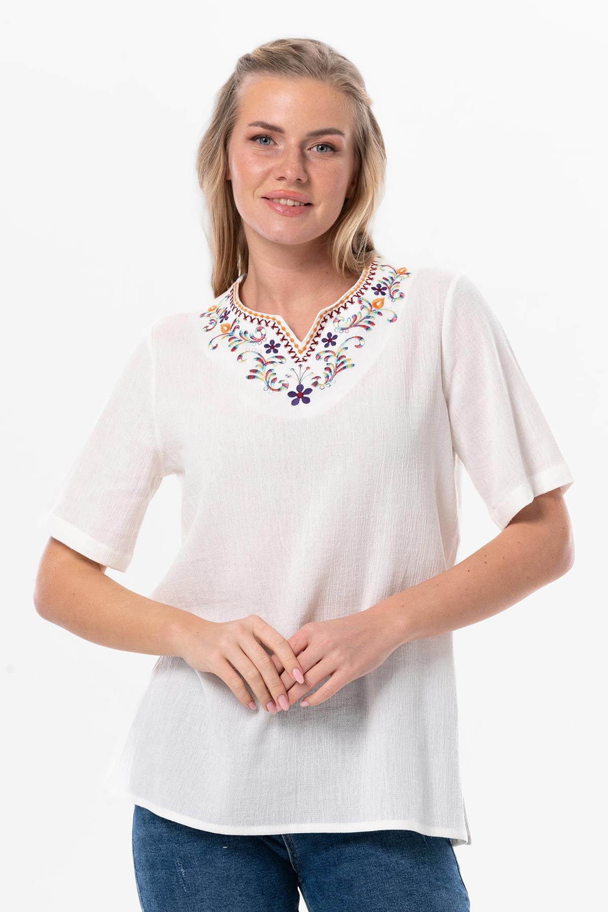 Kısa Kol Şile Bezi Gökkuşağı Nakış Detaylı Yazlık Bluz Krem Krm