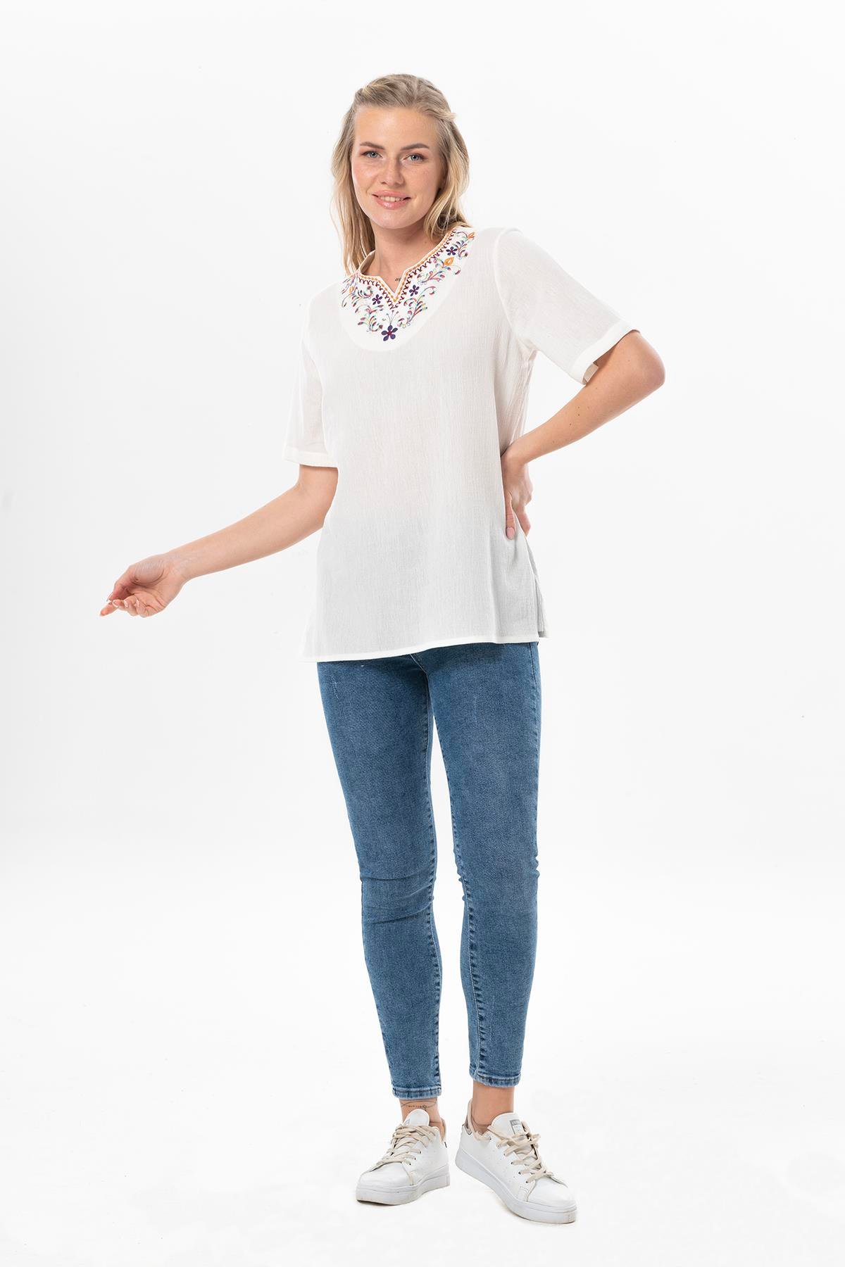 Kısa Kol Şile Bezi Gökkuşağı Nakış Detaylı Yazlık Bluz Krem Krm