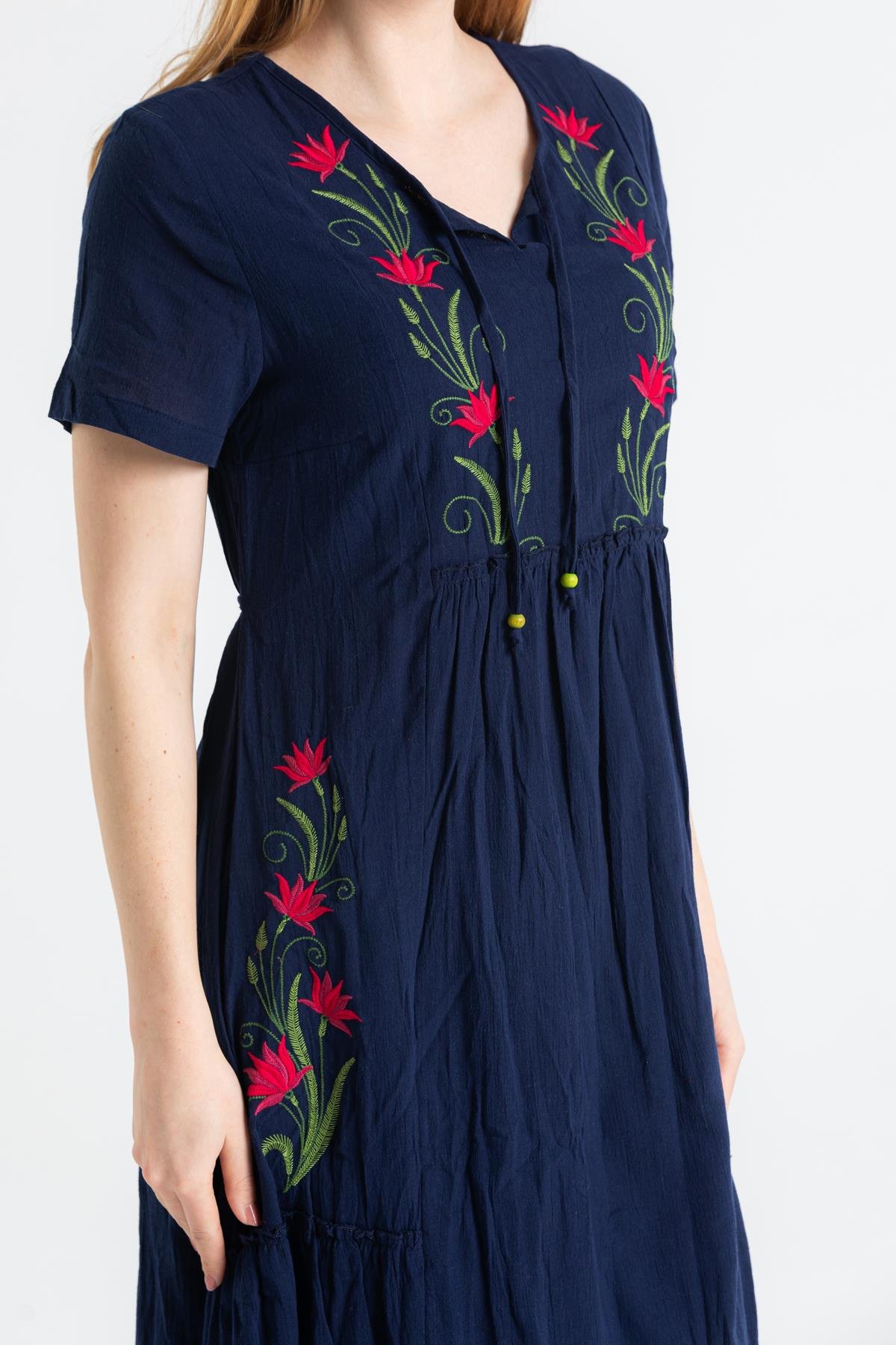 Kısa Kol Şile Bezi Lalezar Nakışlı Midi Boy Elbise Lacivert Lcvt