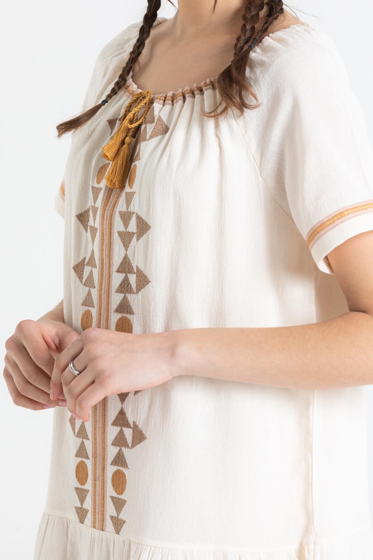 Kısa Kol Şile Bezi Yasmin Nakışlı Kısa Elbise Krem Krm