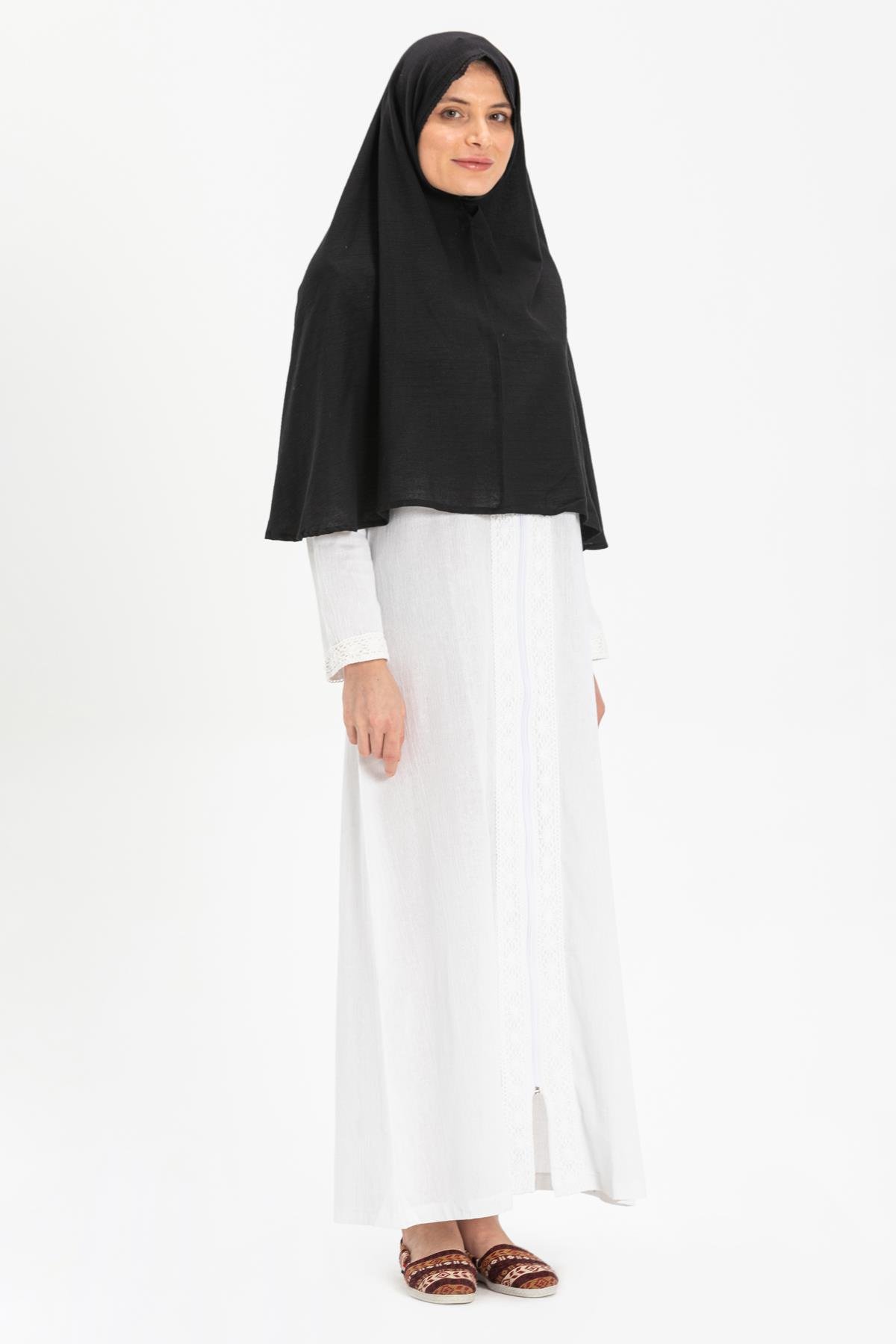 Kolay Bağlanabilen Şile Bezi Umre Başörtüsü Lastikli ve Dantel Detaylı Siyah Syh