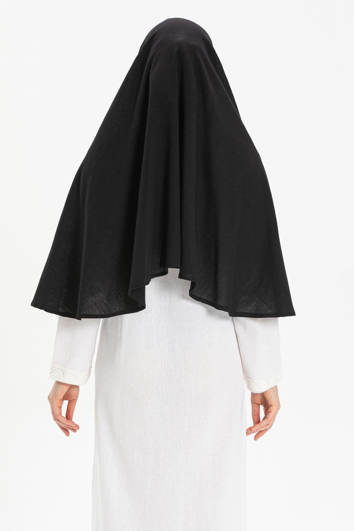 Kolay Bağlanabilen Şile Bezi Umre Başörtüsü Lastikli ve Dantel Detaylı Siyah Syh