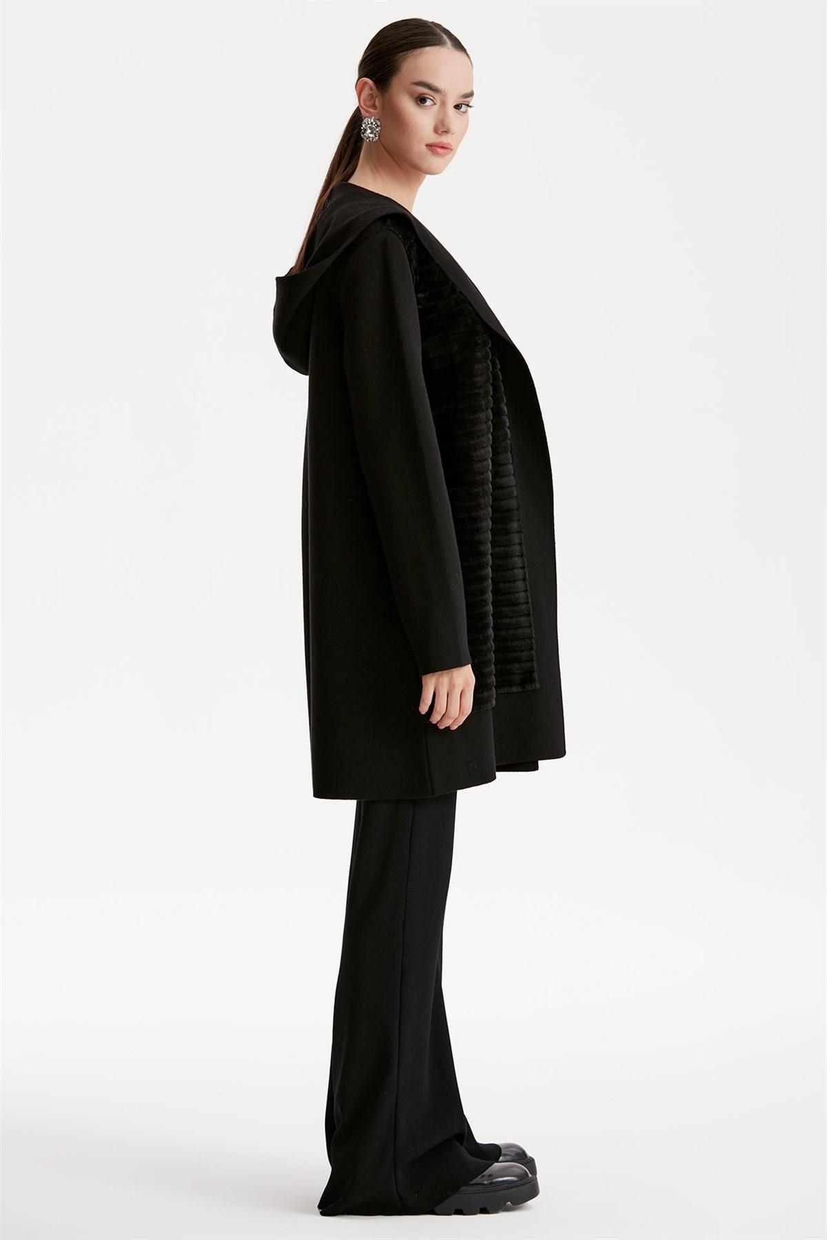 KAPÜŞONLU KÜRK DETAYLI TRİKO HIRKA SİYAH