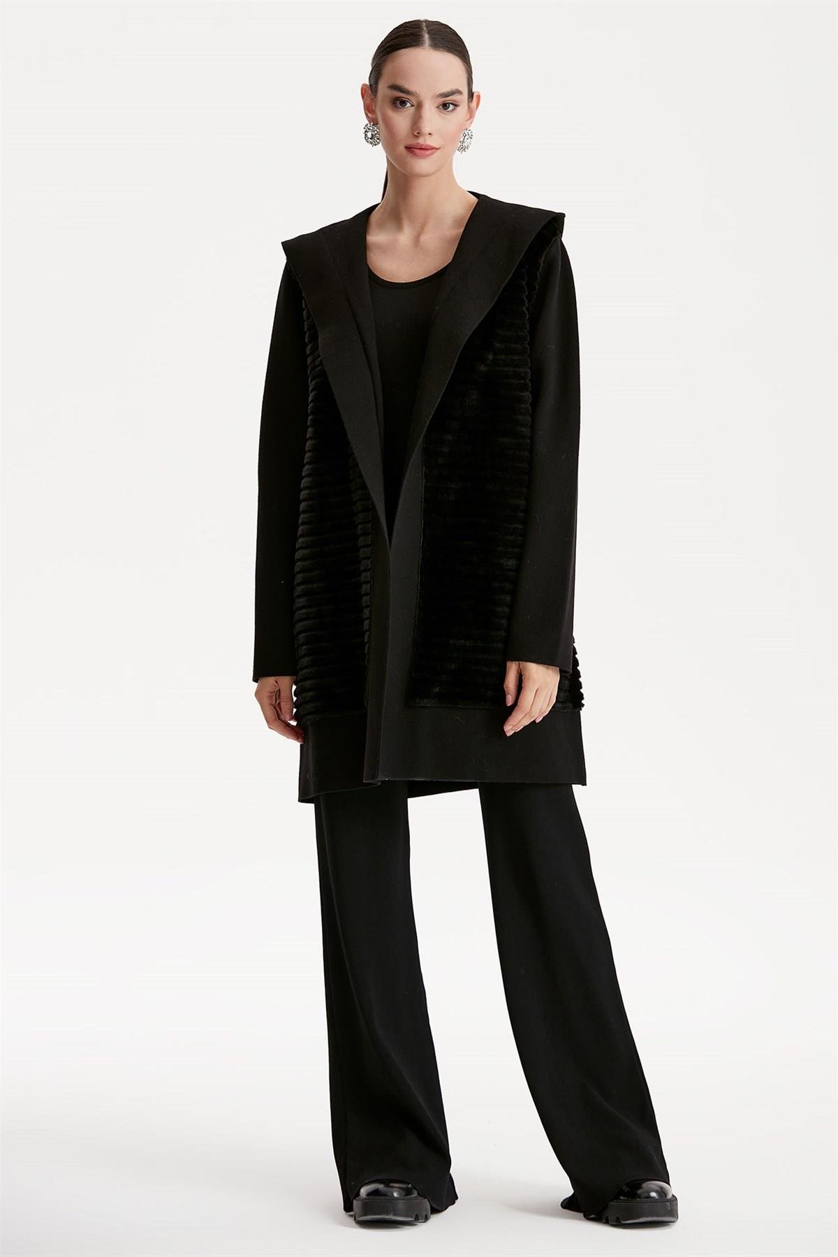 KAPÜŞONLU KÜRK DETAYLI TRİKO HIRKA SİYAH