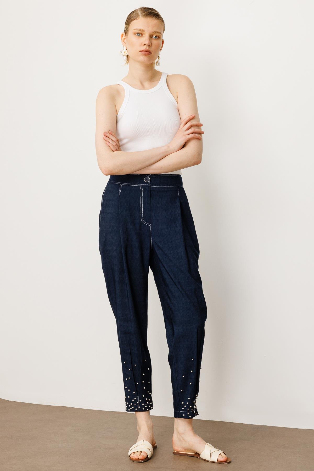 Modailgi  Arka Kemeri Lastikli Beli ve Paçası Pileli İnci Detaylı Yandan Cepli Pantolon - 15057 Lacivert