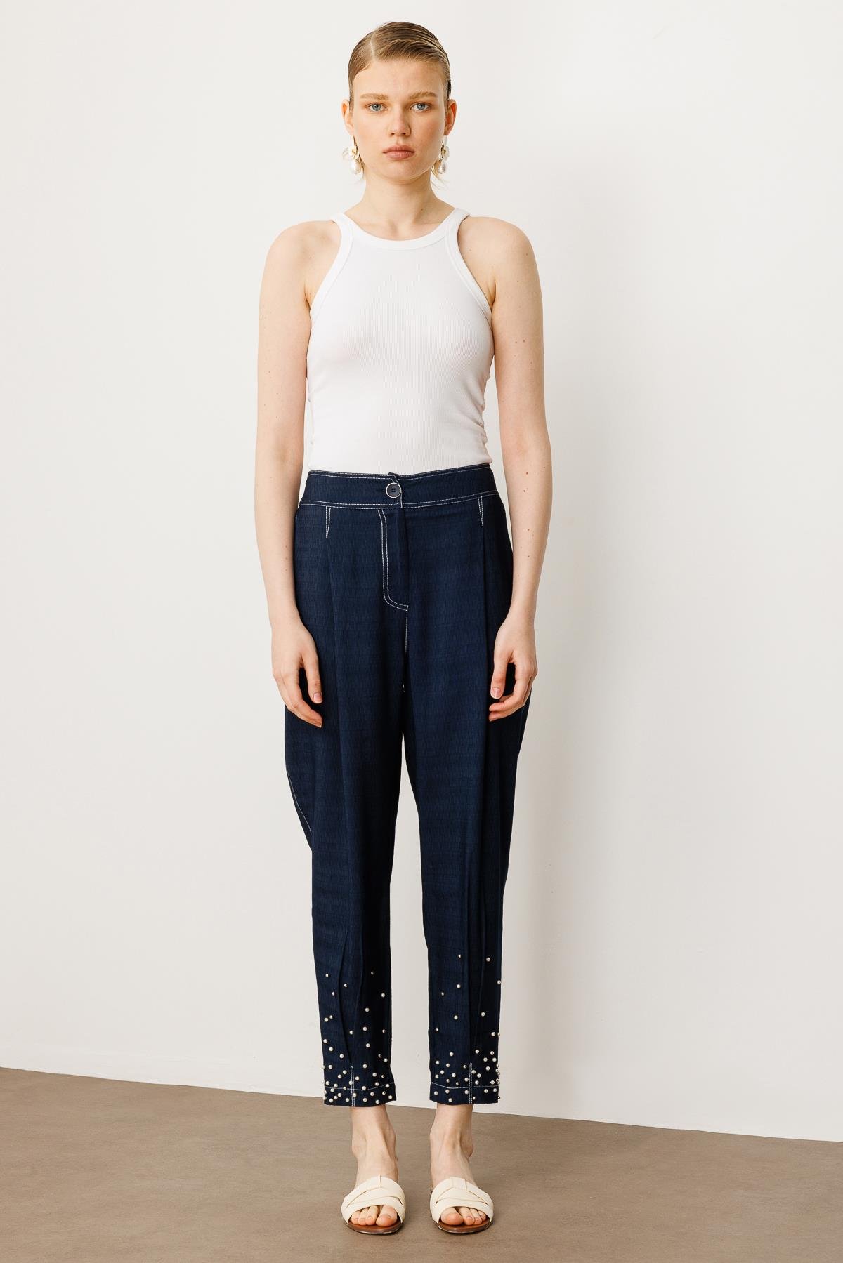 Modailgi  Arka Kemeri Lastikli Beli ve Paçası Pileli İnci Detaylı Yandan Cepli Pantolon - 15057 Lacivert