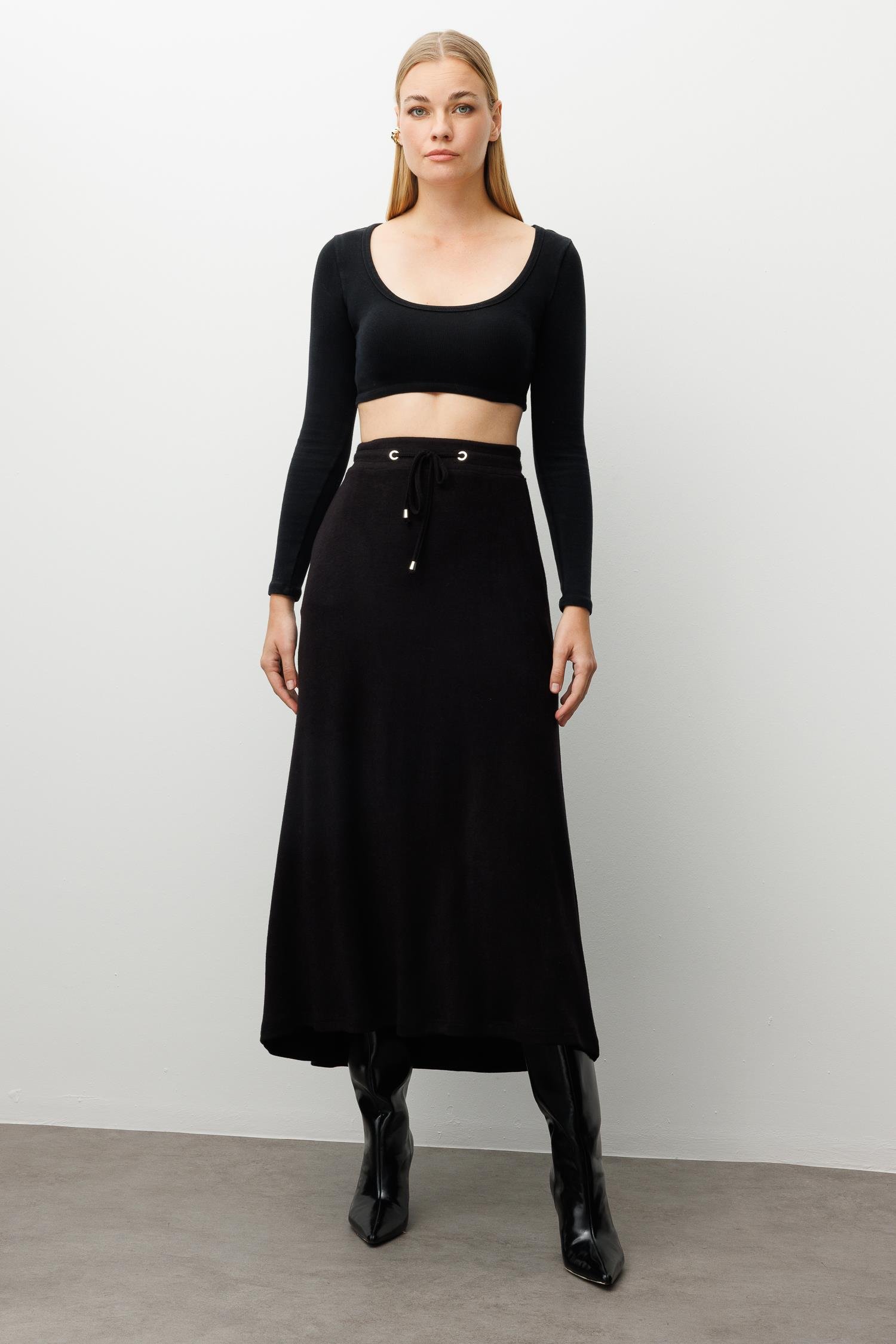 Modailgi  Arka Kemeri Lastikli Önde Tünel Bağcıklı Yandan Cepli Midi Boy Triko Etek Siyah