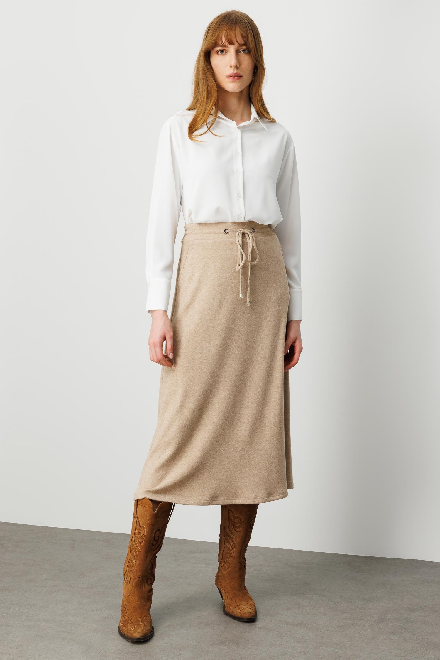 Modailgi  Arka Kemeri Lastikli Önde Tünel Bağcıklı Yandan Cepli Midi Boy Triko Etek Vizon