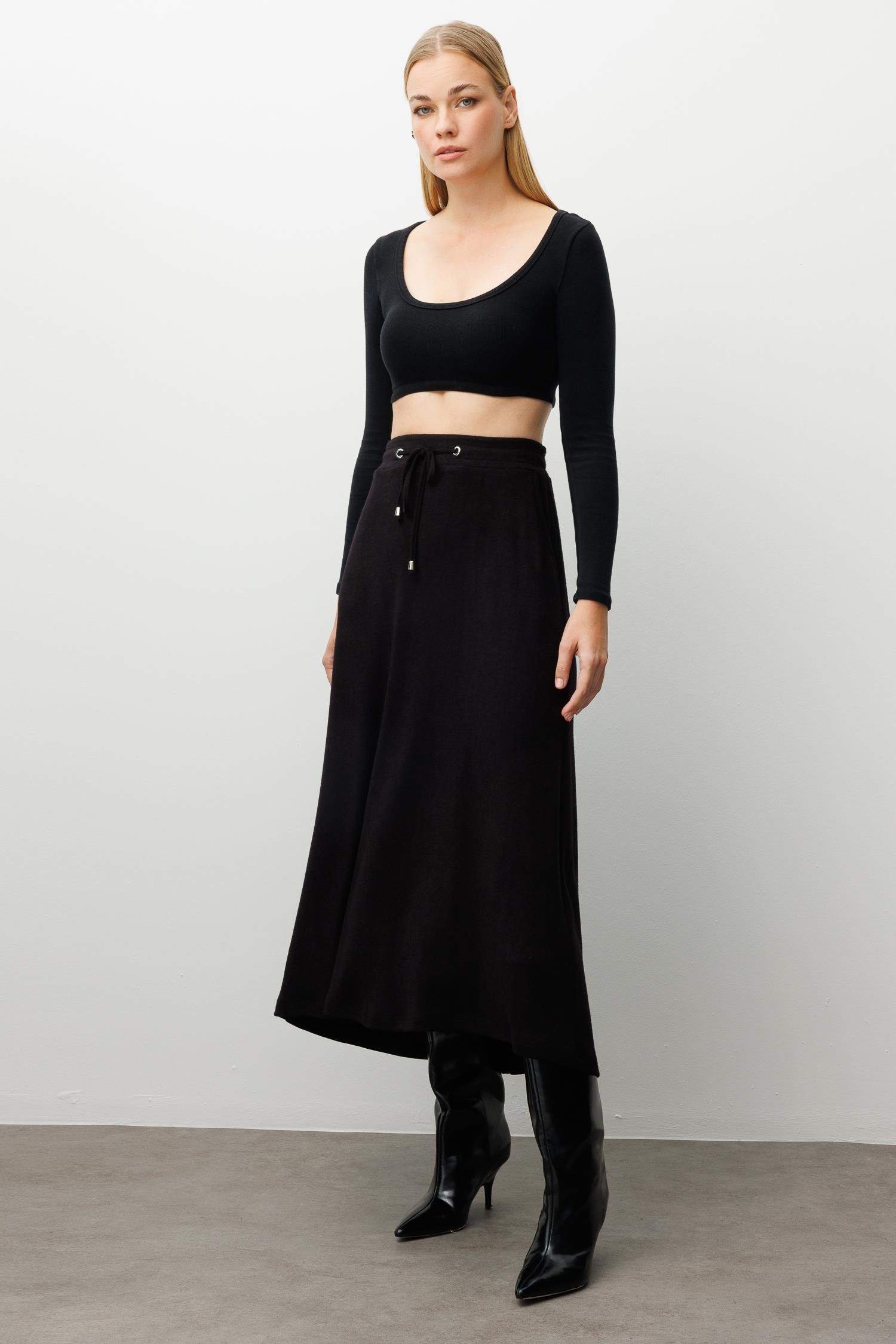 Modailgi  Arka Kemeri Lastikli Önde Tünel Bağcıklı Yandan Cepli Midi Boy Triko Etek Siyah