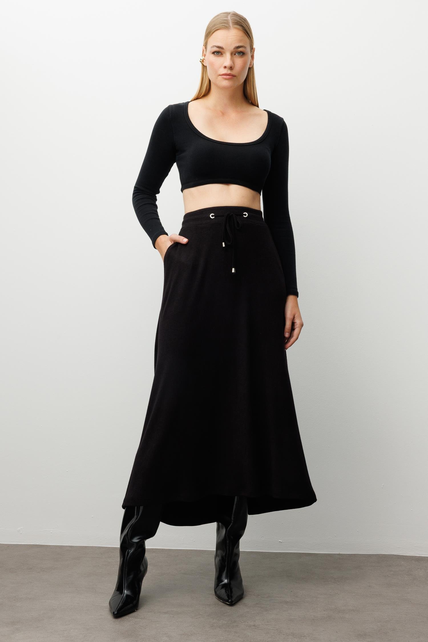 Modailgi  Arka Kemeri Lastikli Önde Tünel Bağcıklı Yandan Cepli Midi Boy Triko Etek Siyah