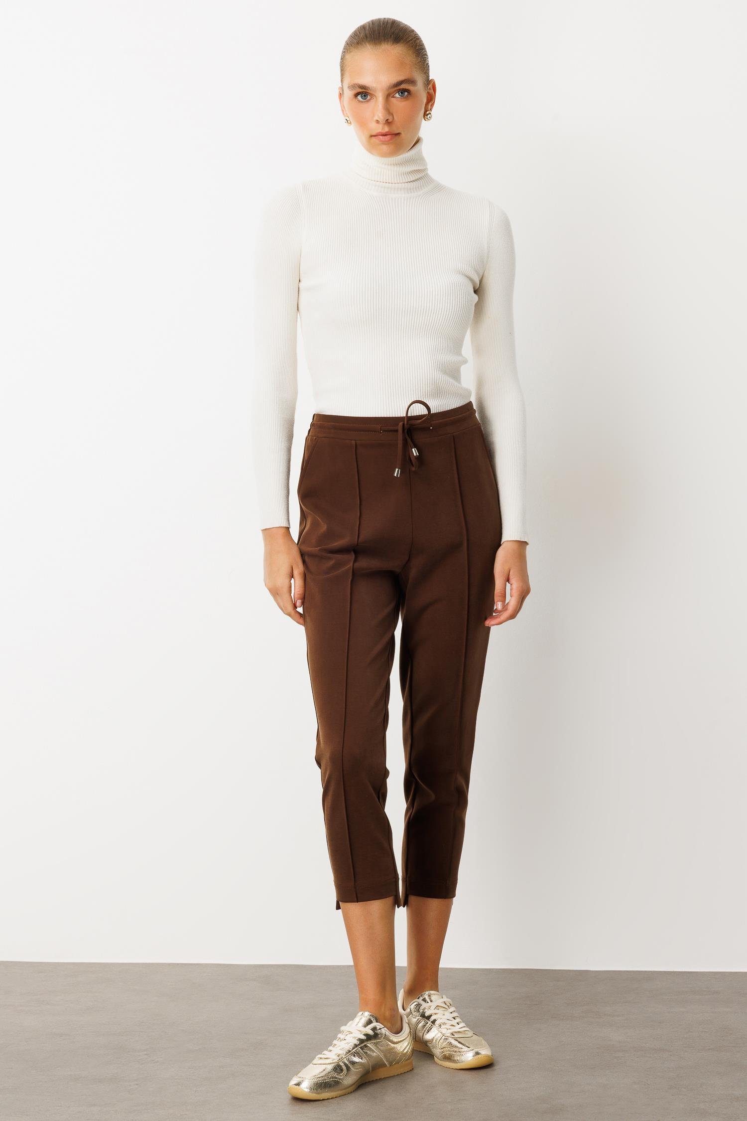 Modailgi  Arka Kemeri Lastikli Tünel Bağcık Detaylı Nervürlü Ön Paça Kısa Örme Pantolon Kahve