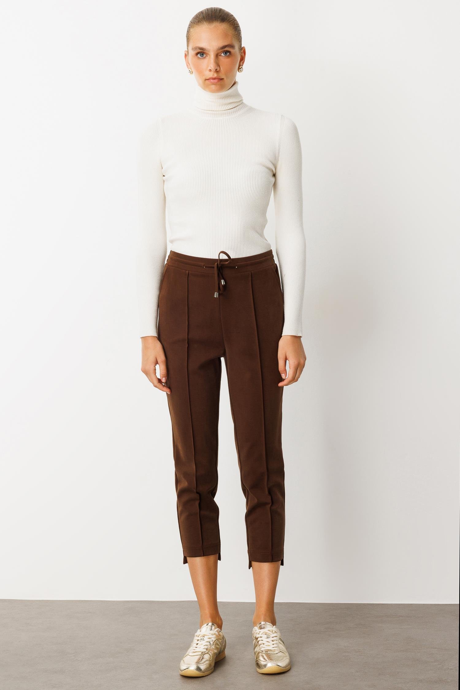 Modailgi  Arka Kemeri Lastikli Tünel Bağcık Detaylı Nervürlü Ön Paça Kısa Örme Pantolon Kahve