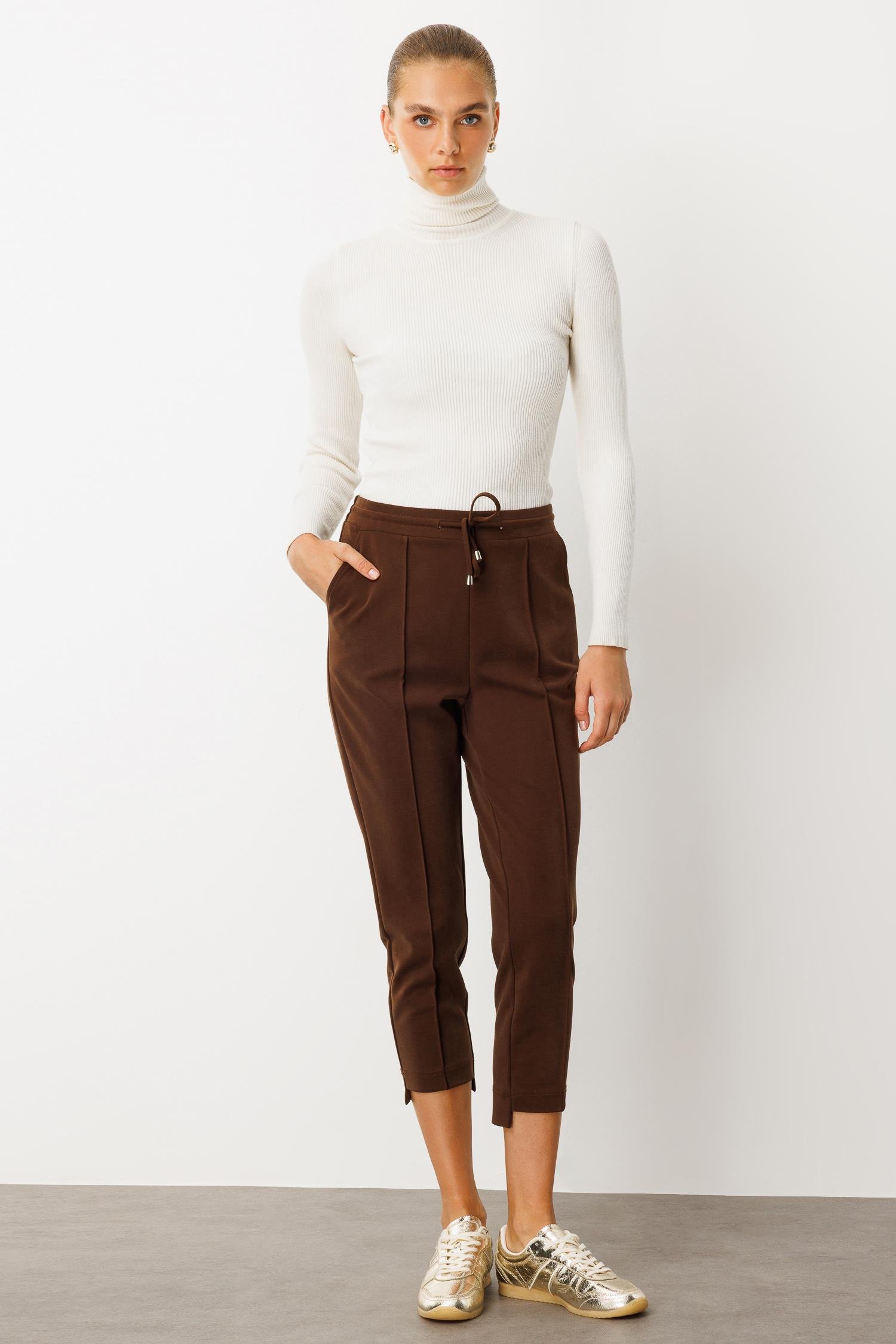 Modailgi  Arka Kemeri Lastikli Tünel Bağcık Detaylı Nervürlü Ön Paça Kısa Örme Pantolon Kahve