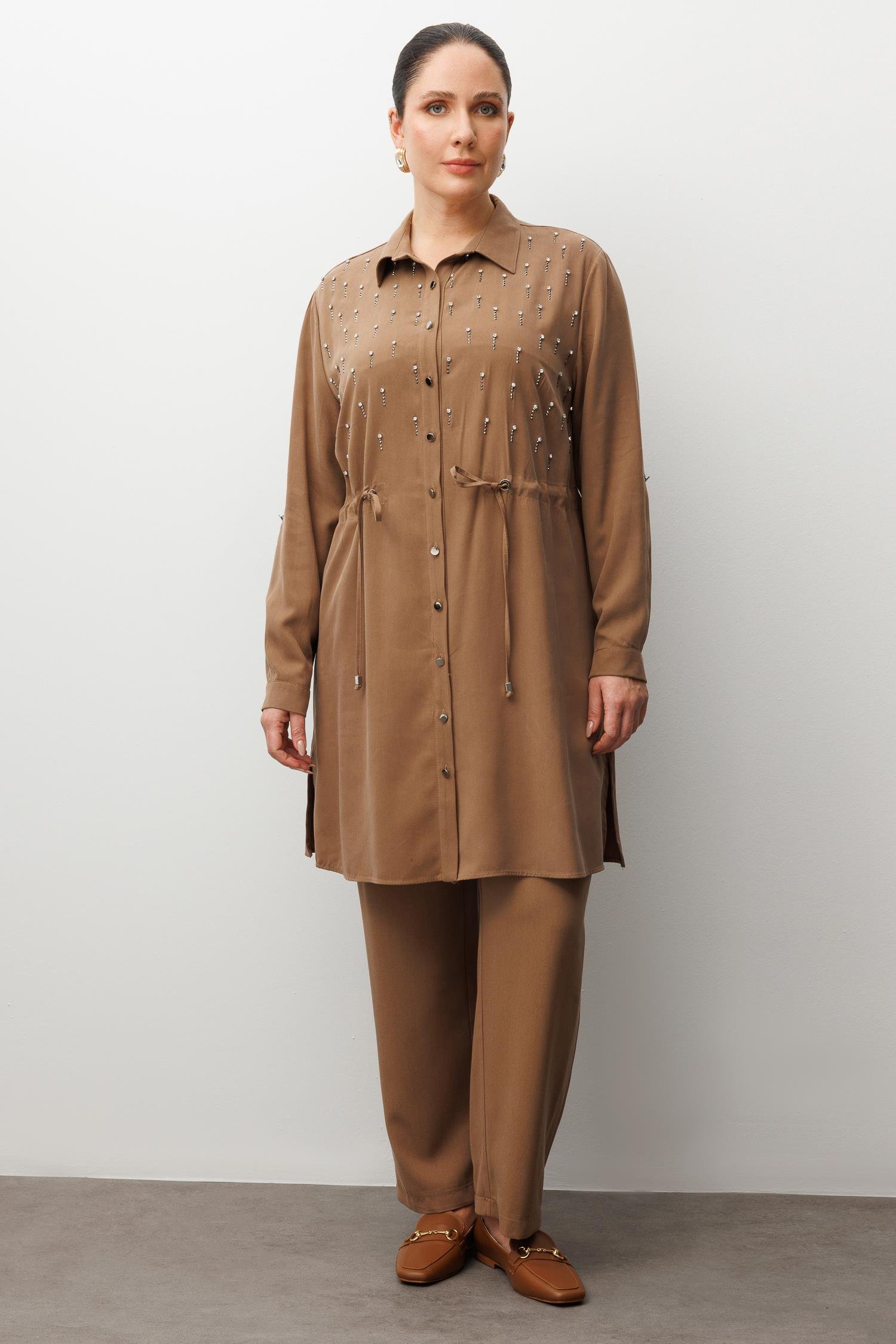 Modailgi  Beli Büzgülü Ön Bedeni İncili Taşlı Tunik Vizon