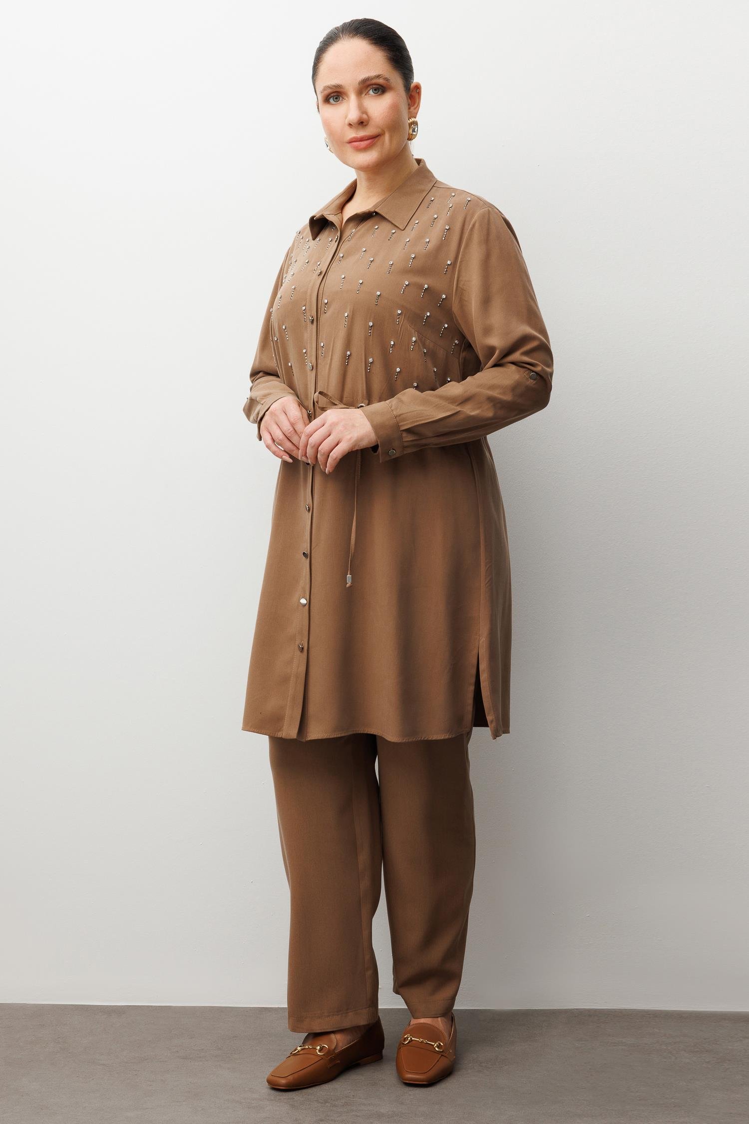 Modailgi  Beli Büzgülü Ön Bedeni İncili Taşlı Tunik Vizon