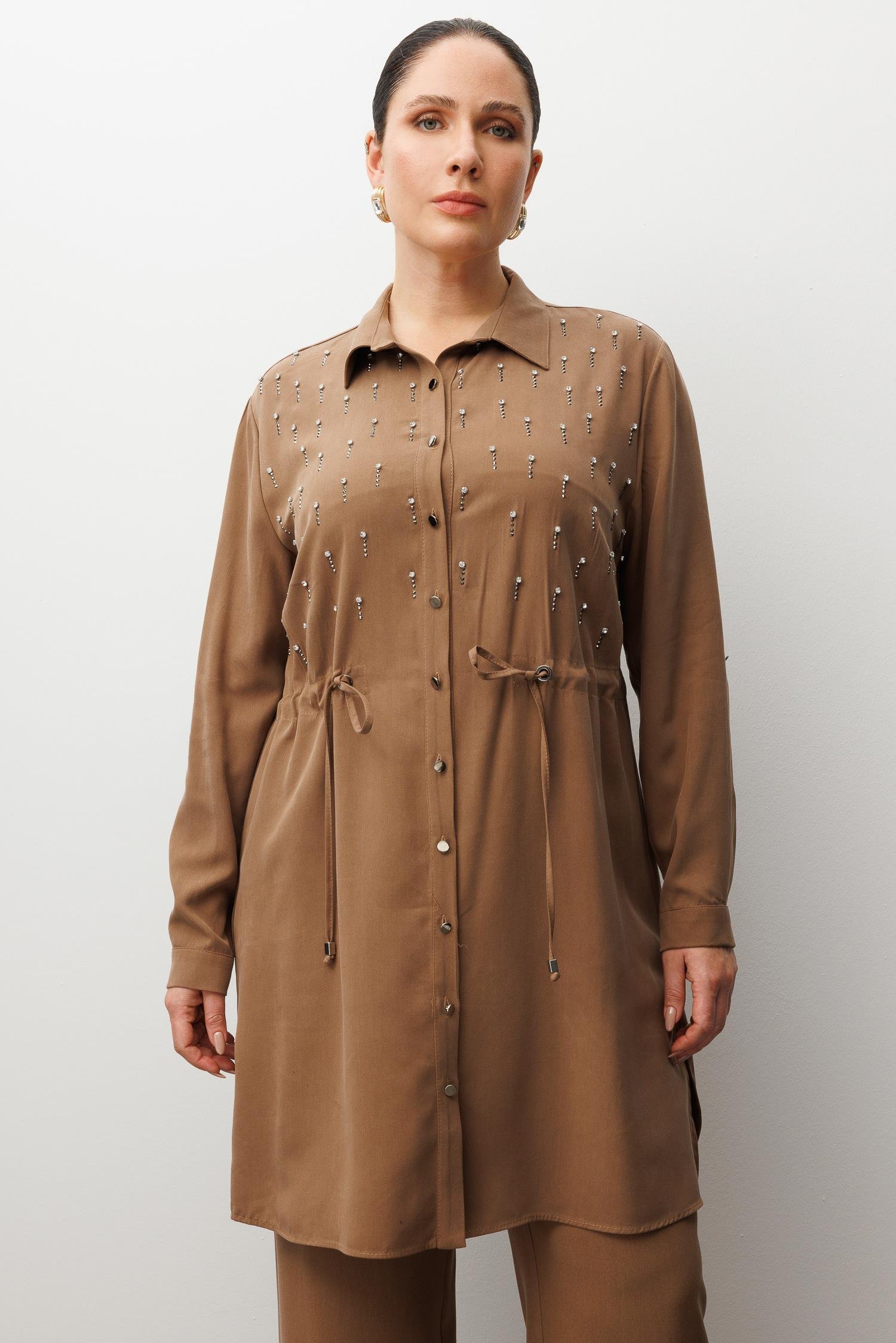 Modailgi  Beli Büzgülü Ön Bedeni İncili Taşlı Tunik Vizon