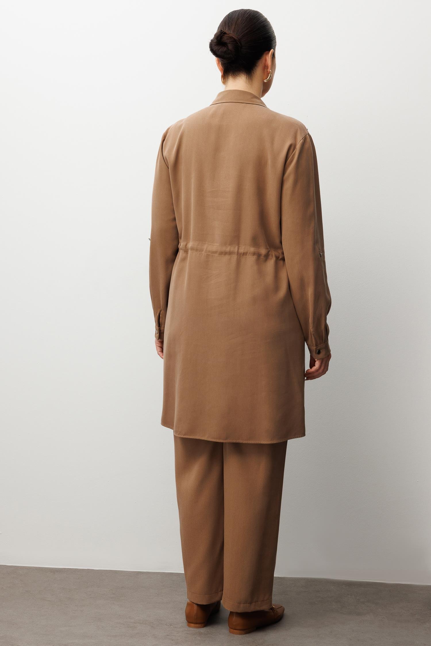 Modailgi  Beli Büzgülü Ön Bedeni İncili Taşlı Tunik Vizon