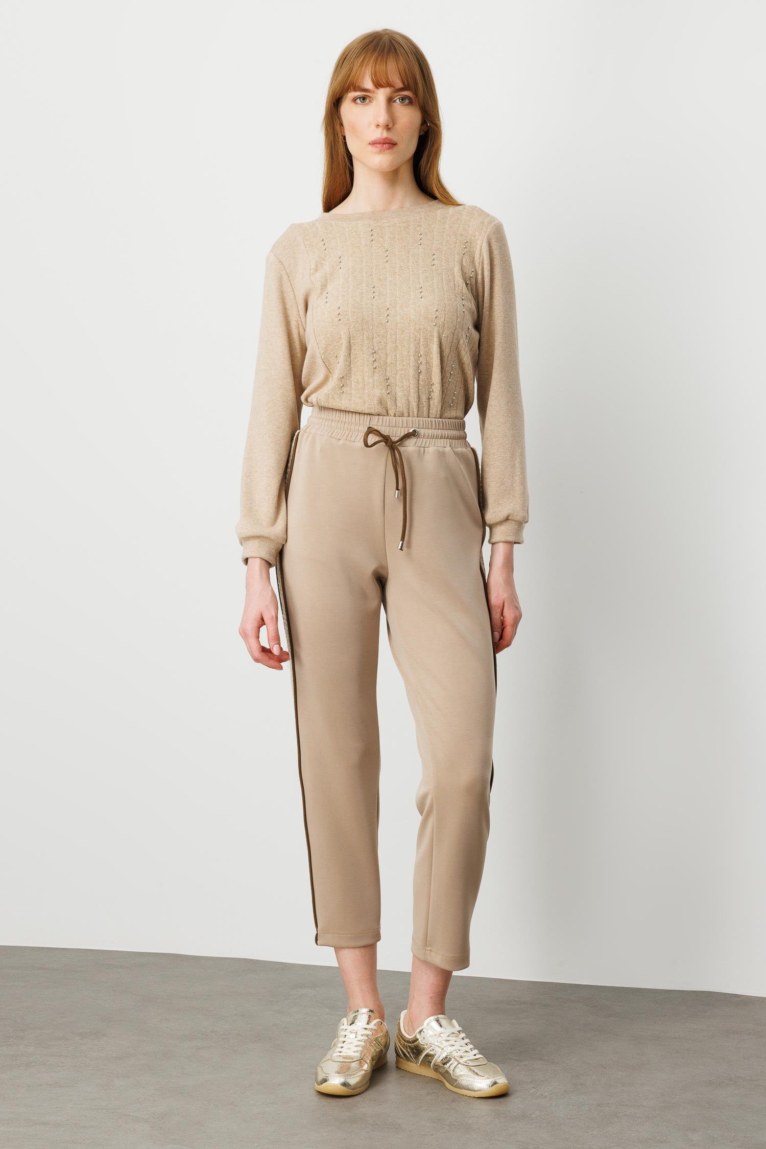 Modailgi  Beli Lastikli Bağlamalı Yanları Bantlarla Birlikte Biye Detaylı Örme Pantolon - 15050 Vizon