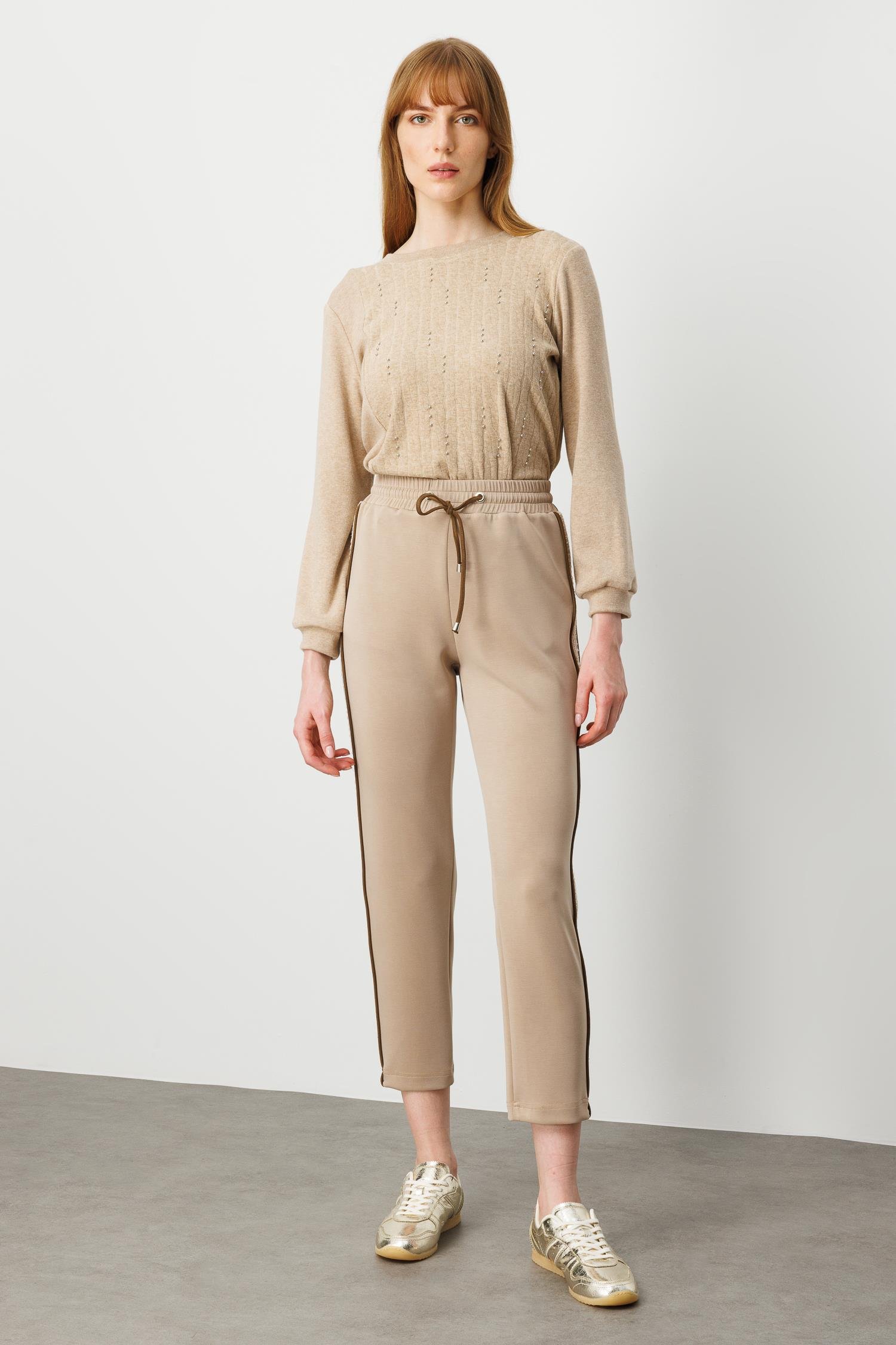 Modailgi  Beli Lastikli Bağlamalı Yanları Bantlarla Birlikte Biye Detaylı Örme Pantolon - 15050 Vizon