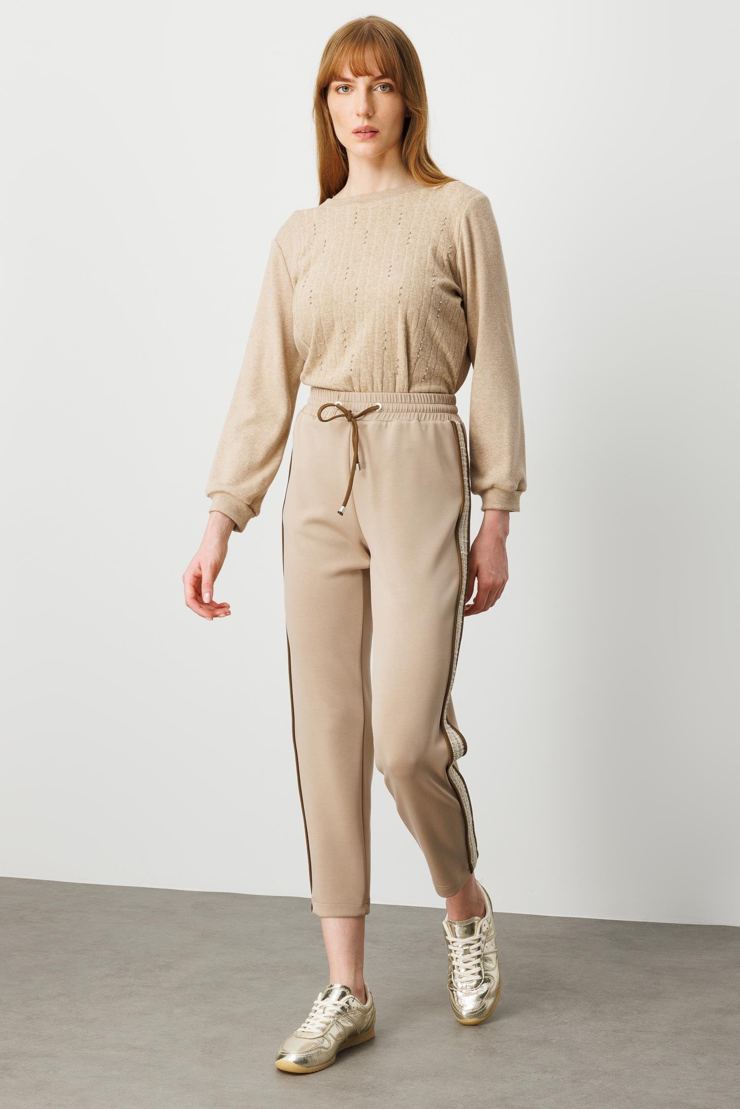 Modailgi  Beli Lastikli Bağlamalı Yanları Bantlarla Birlikte Biye Detaylı Örme Pantolon - 15050 Vizon