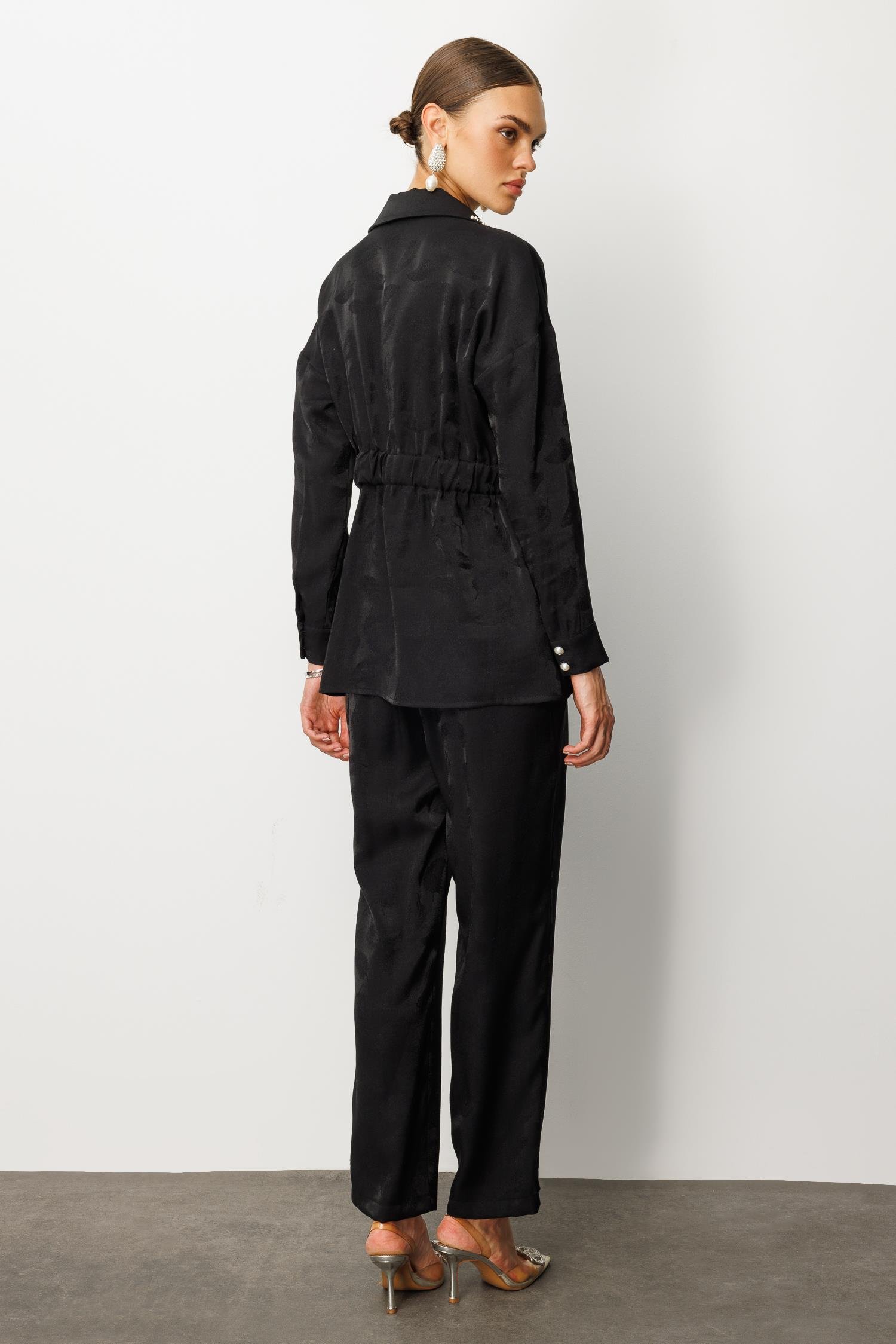 Modailgi  Beli Lastikli ve Toka Detaylı Yakası İnci İşlemeli Tunik Siyah