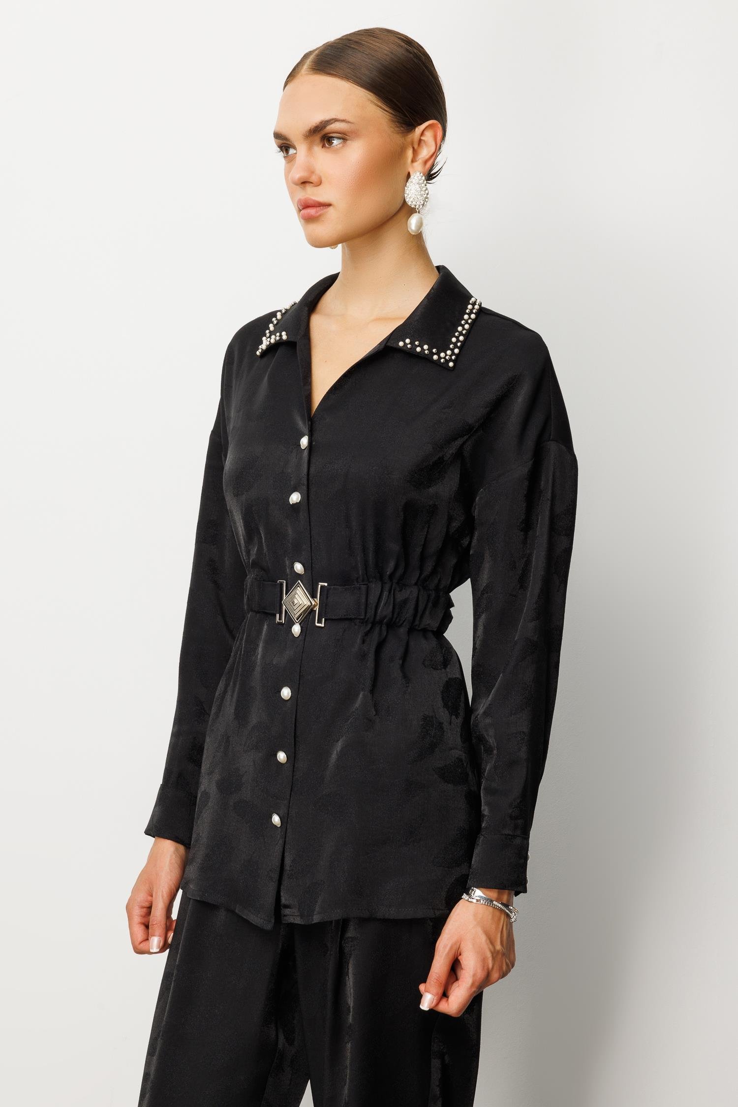 Modailgi  Beli Lastikli ve Toka Detaylı Yakası İnci İşlemeli Tunik Siyah