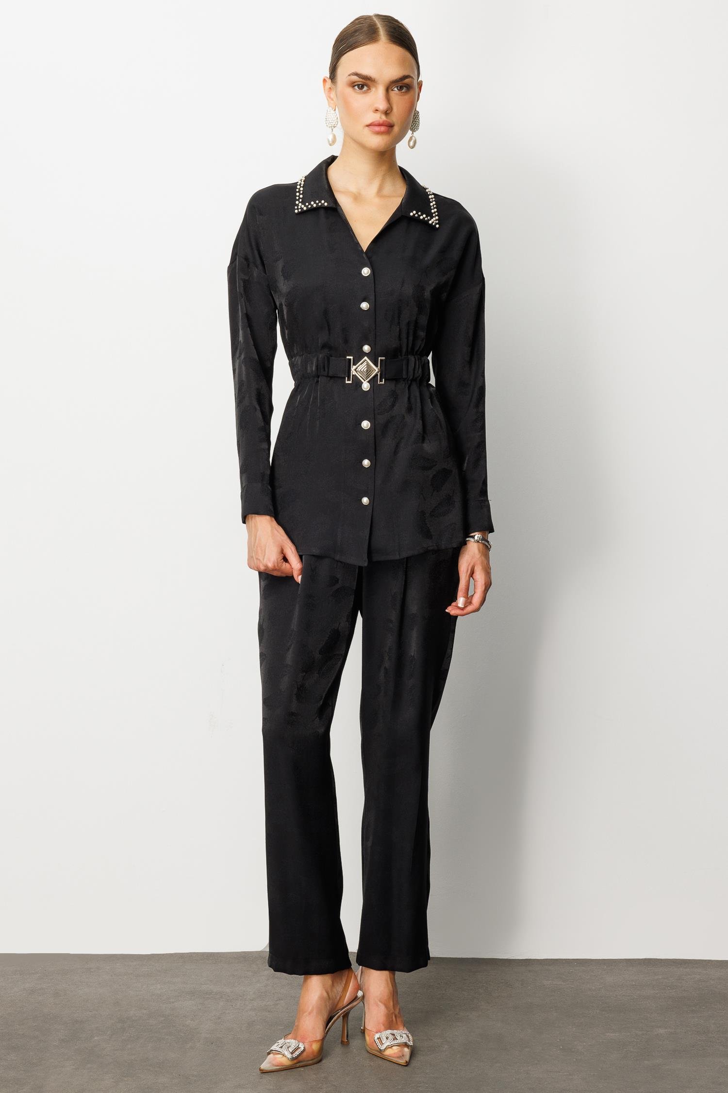 Modailgi  Beli Lastikli ve Toka Detaylı Yakası İnci İşlemeli Tunik Siyah