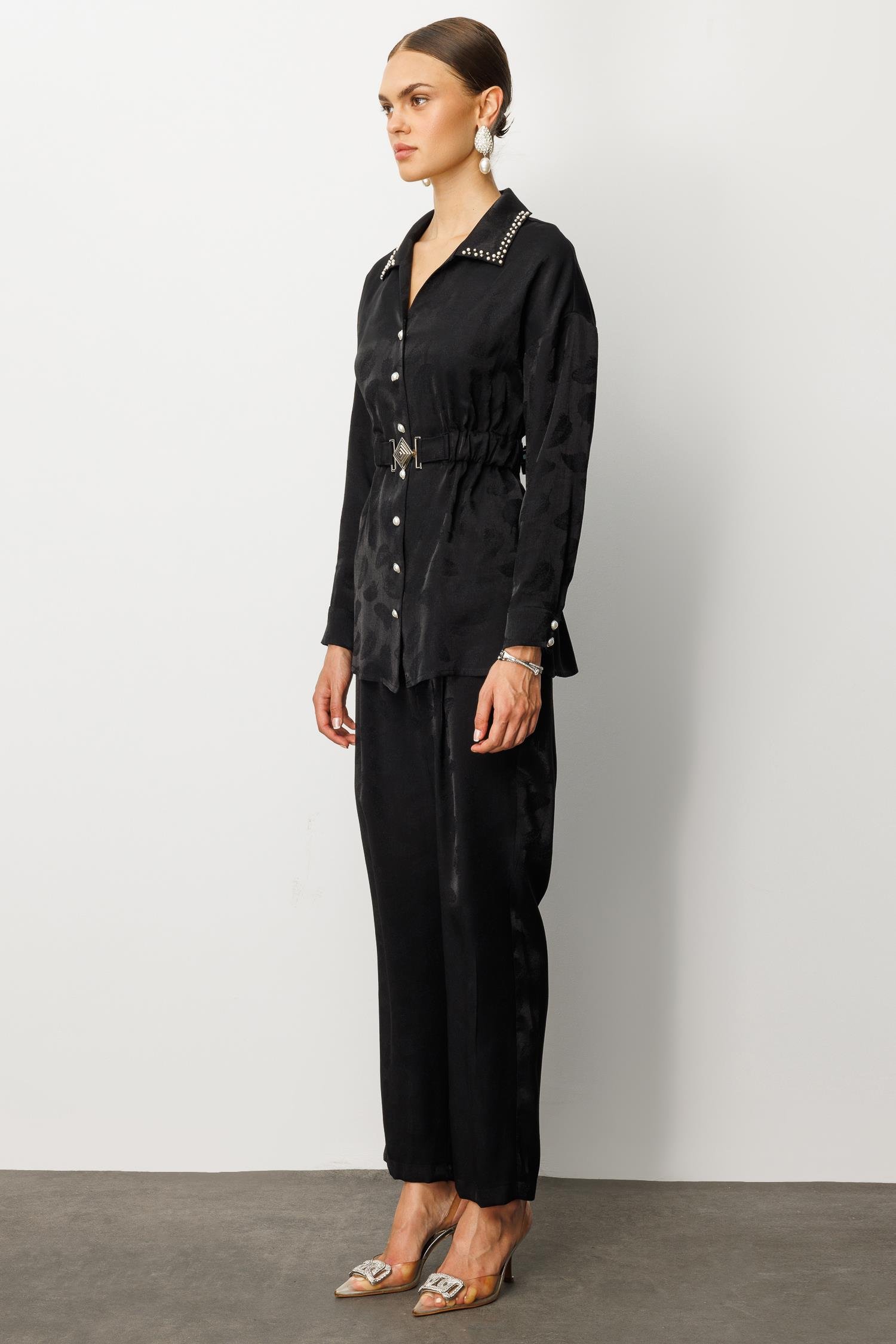 Modailgi  Beli Lastikli ve Toka Detaylı Yakası İnci İşlemeli Tunik Siyah