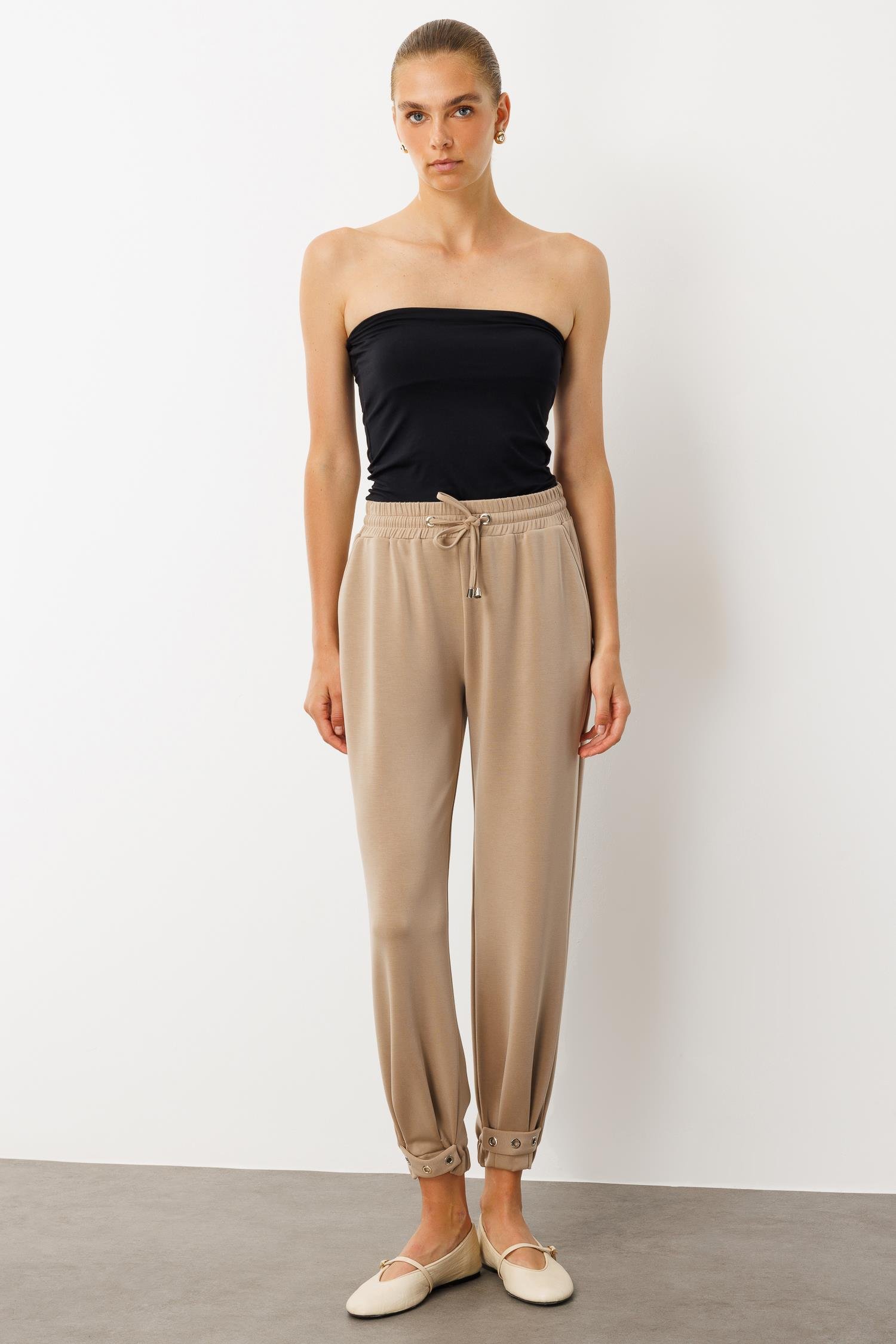 Modailgi  Beli Lastikli Yandan Cepli Paçası Kuşgözü Bant Detaylı Ve Pileli Örme Pantolon - 15051 Vizon