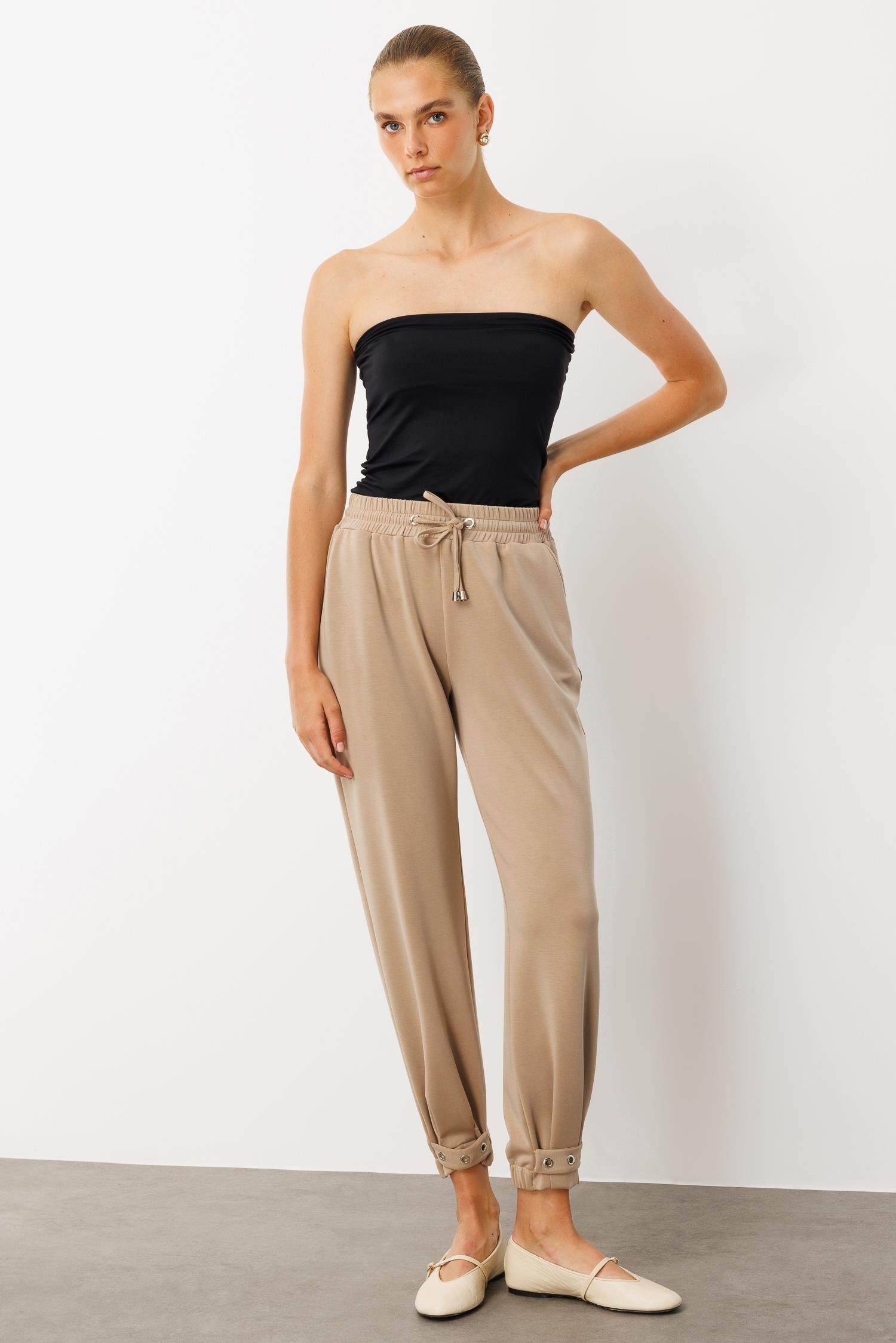 Modailgi  Beli Lastikli Yandan Cepli Paçası Kuşgözü Bant Detaylı Ve Pileli Örme Pantolon - 15051 Vizon