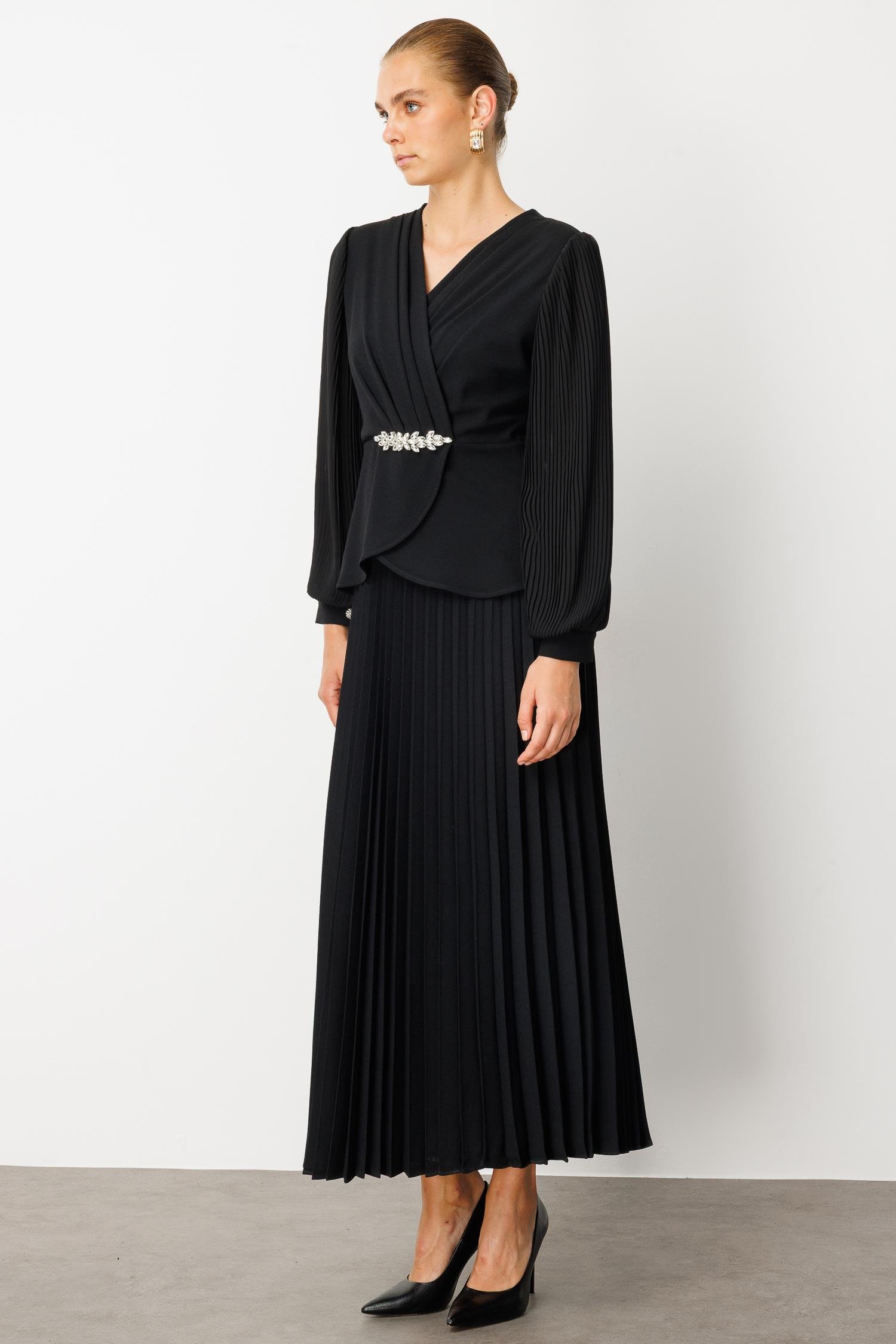 Modailgi  Beli Taş Detaylı Kolları ve Eteği Pliseli Elbise Siyah