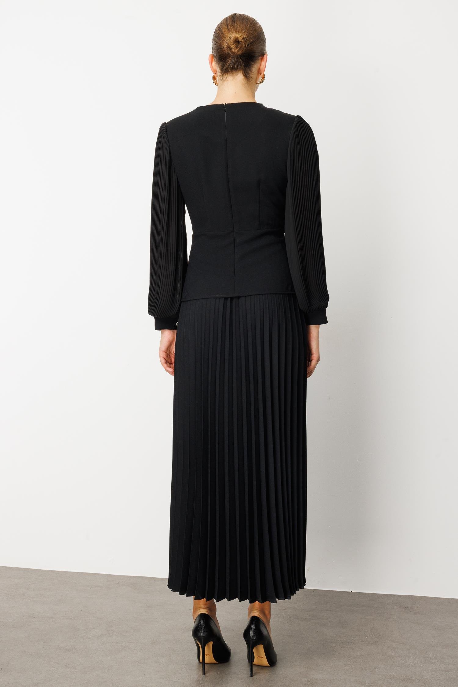 Modailgi  Beli Taş Detaylı Kolları ve Eteği Pliseli Elbise Siyah